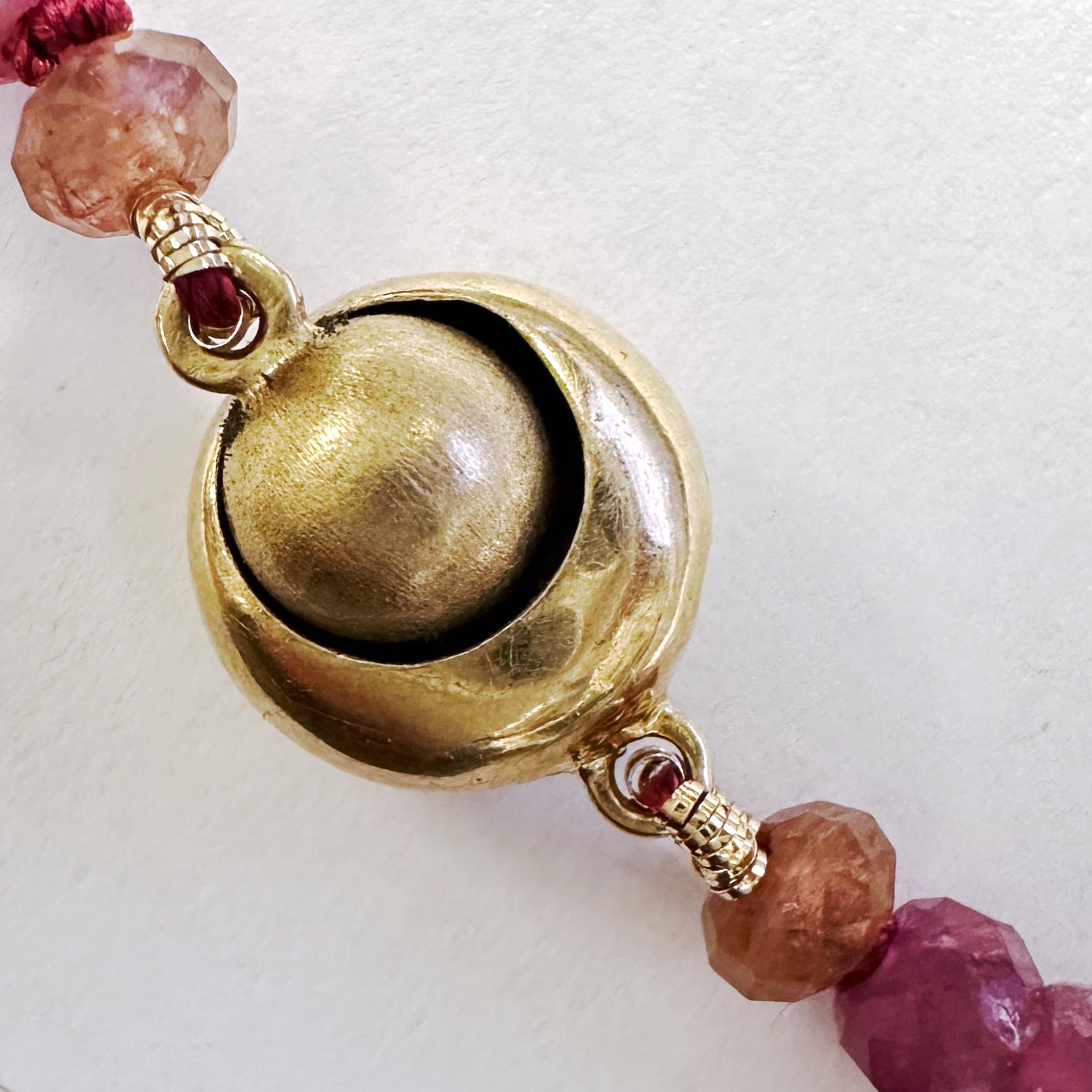 Pendentif grenouille Webster en or jaune, diamants et rubis avec chaîne en perles de tourmaline en vente 5
