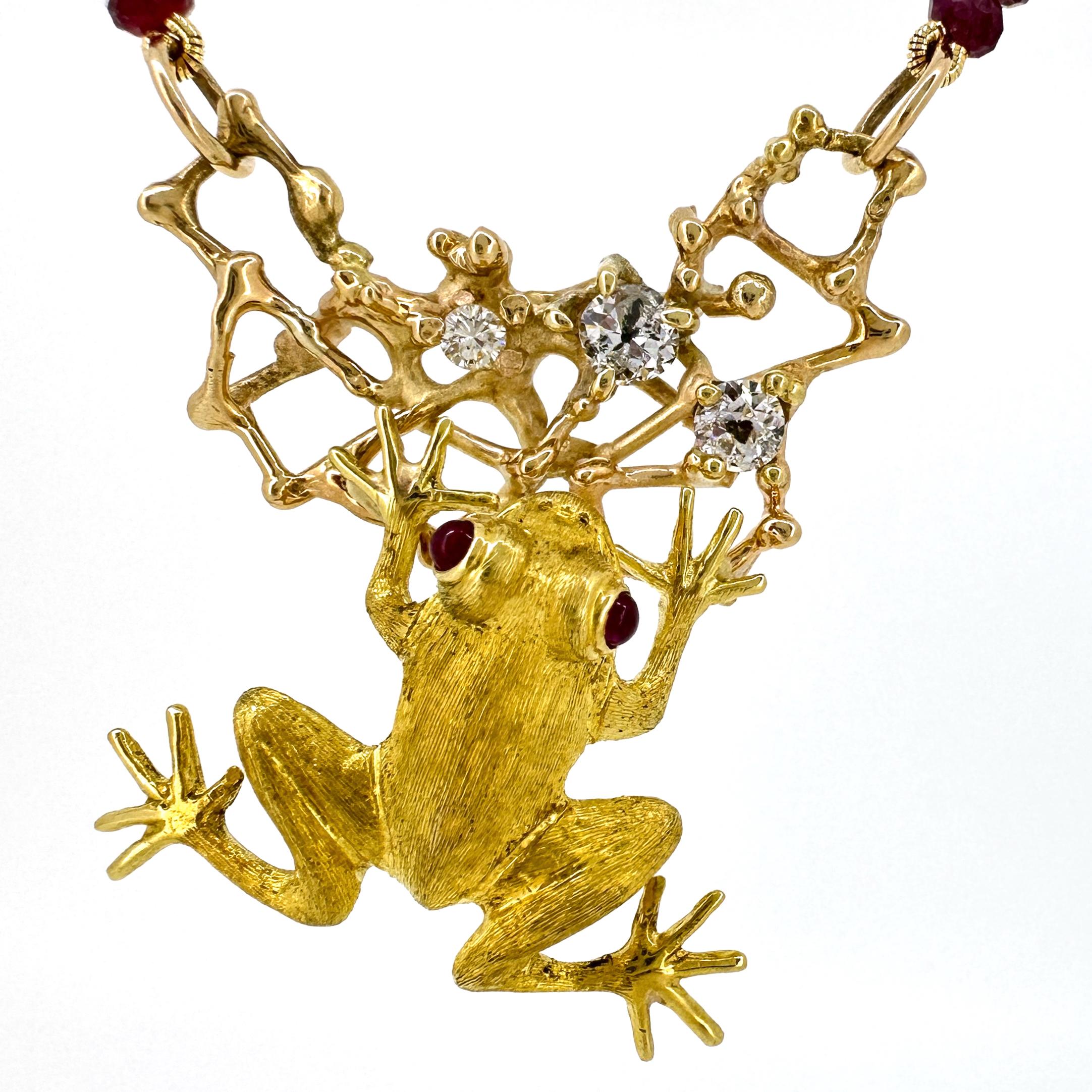 Contemporain Pendentif grenouille Webster en or jaune, diamants et rubis avec chaîne en perles de tourmaline en vente