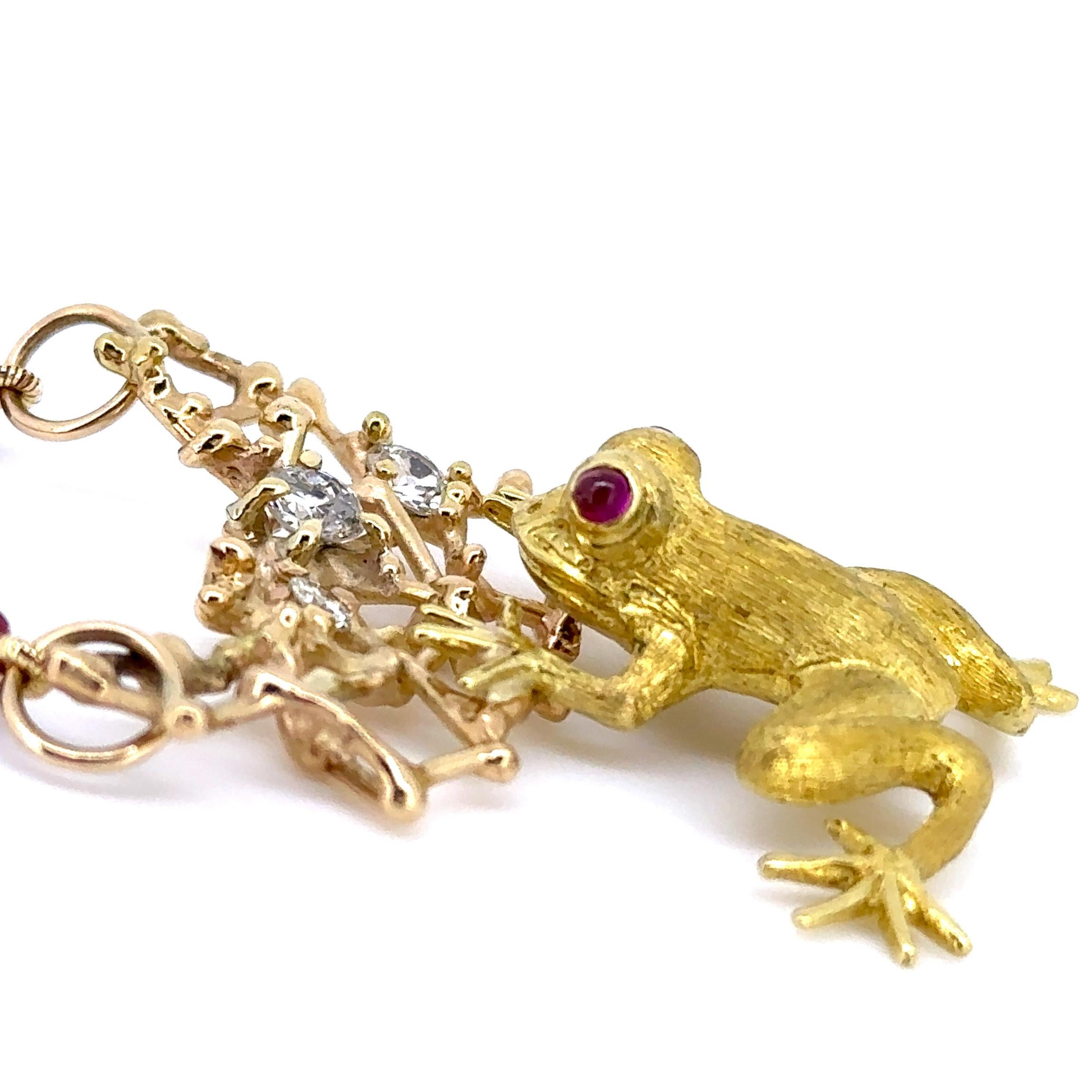 Taille brillant Pendentif grenouille Webster en or jaune, diamants et rubis avec chaîne en perles de tourmaline en vente