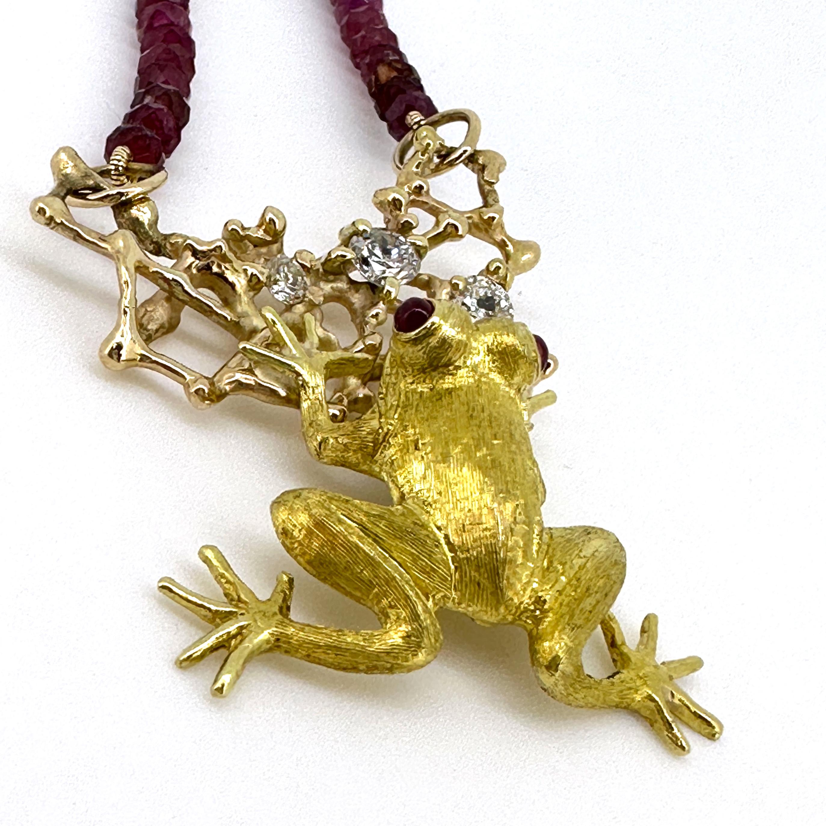 Pendentif grenouille Webster en or jaune, diamants et rubis avec chaîne en perles de tourmaline Excellent état - En vente à Sherman Oaks, CA