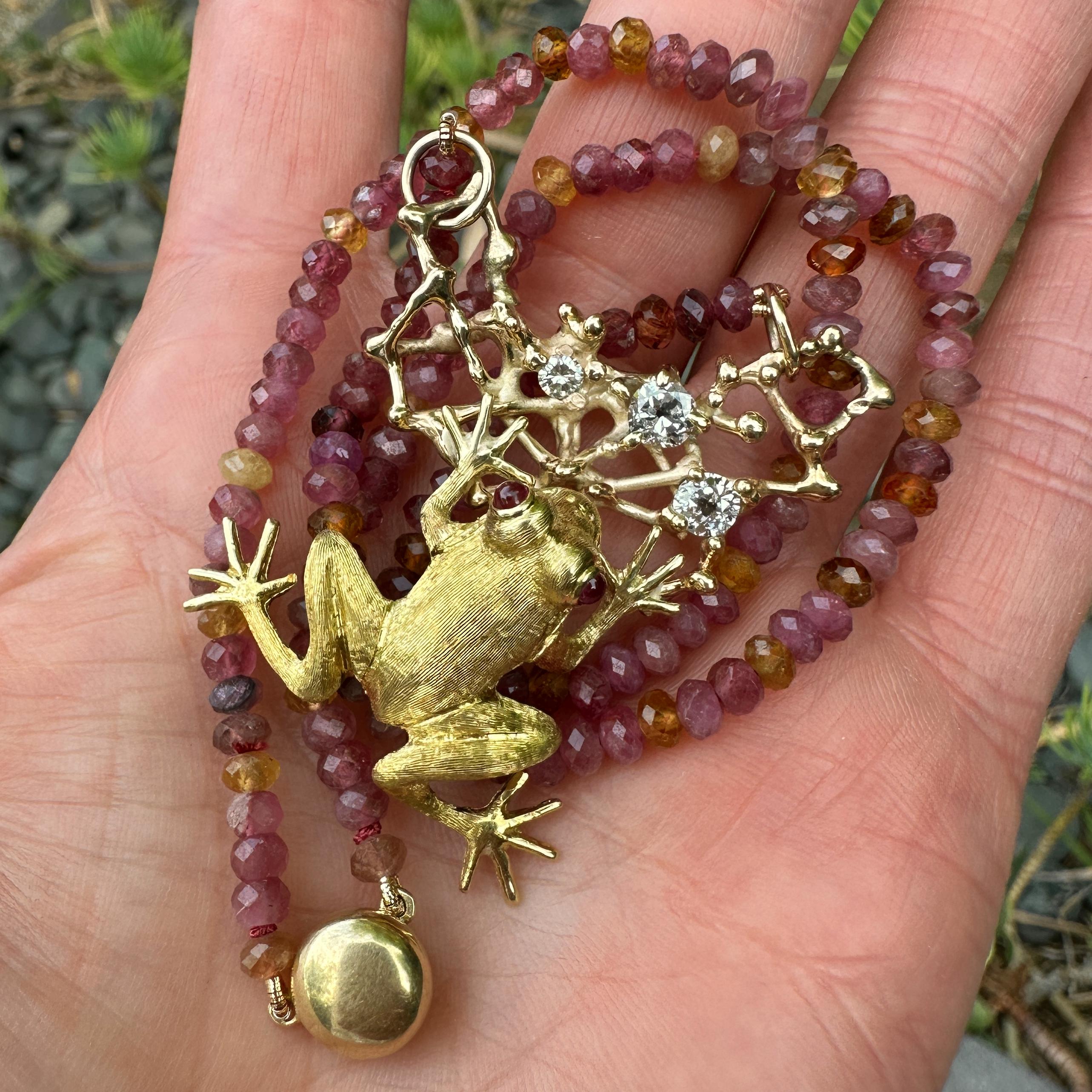 Pendentif grenouille Webster en or jaune, diamants et rubis avec chaîne en perles de tourmaline Pour femmes en vente