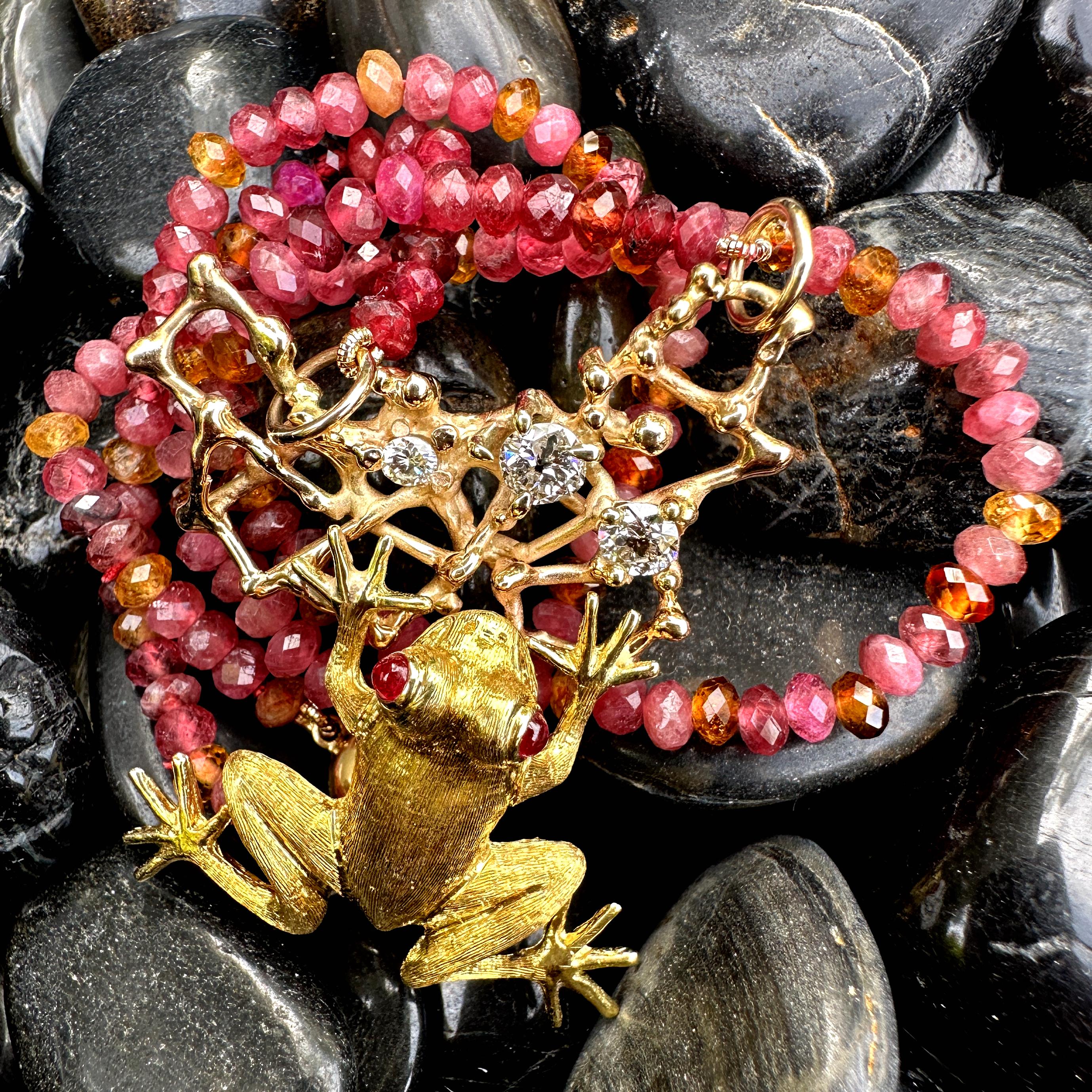 Pendentif grenouille Webster en or jaune, diamants et rubis avec chaîne en perles de tourmaline en vente 2
