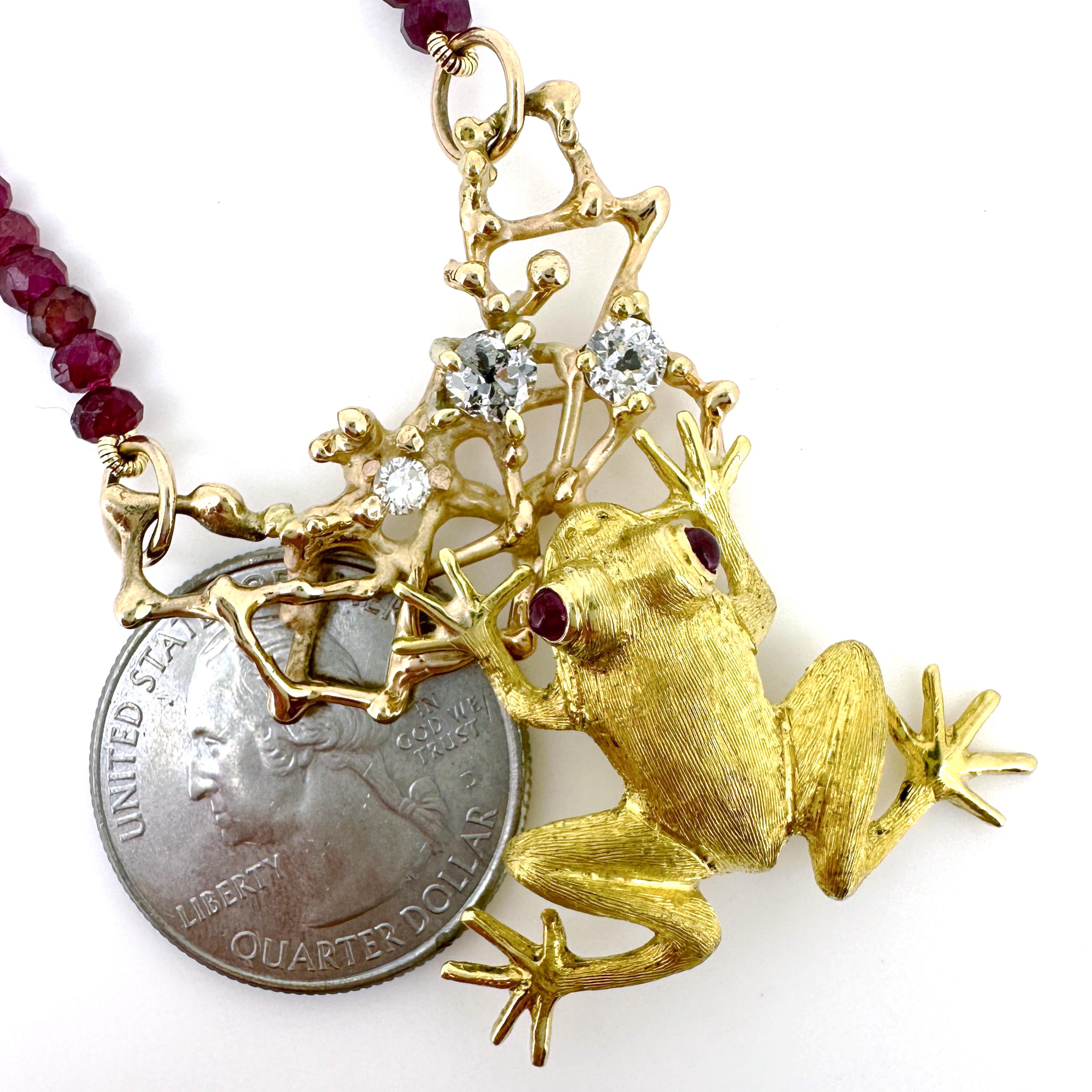 Pendentif grenouille Webster en or jaune, diamants et rubis avec chaîne en perles de tourmaline en vente 3