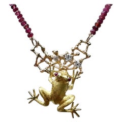 Pendentif grenouille Webster en or jaune, diamants et rubis avec chaîne en perles de tourmaline