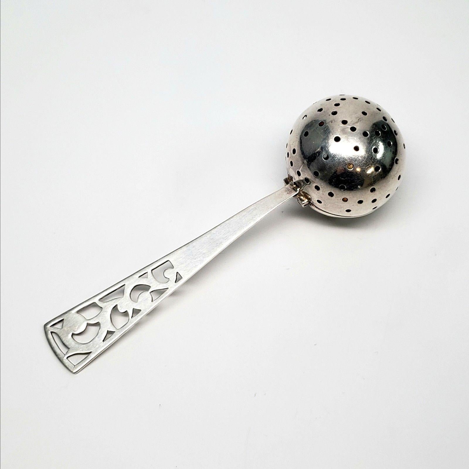 Webster Sterling Silver Ball Tea Infuser/Strainer with Handle, No Monogram In Good Condition In Washington Depot, CT