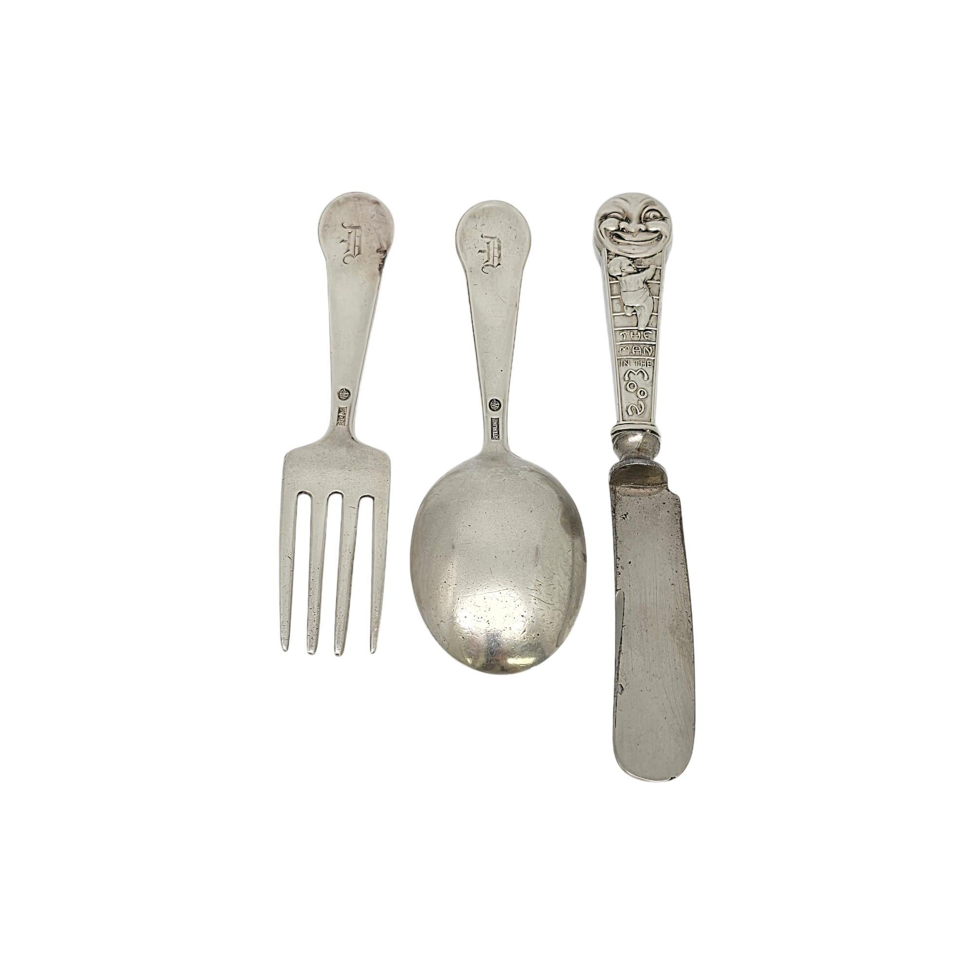 Set per biberon in argento sterling con motivo The Man In The Moon di Webster, con monogramma.

Il monogramma sembra essere D (sul retro dei manici di forchetta e cucchiaio e sul lato del manico del coltello).

Un dolcissimo set per l'alimentazione