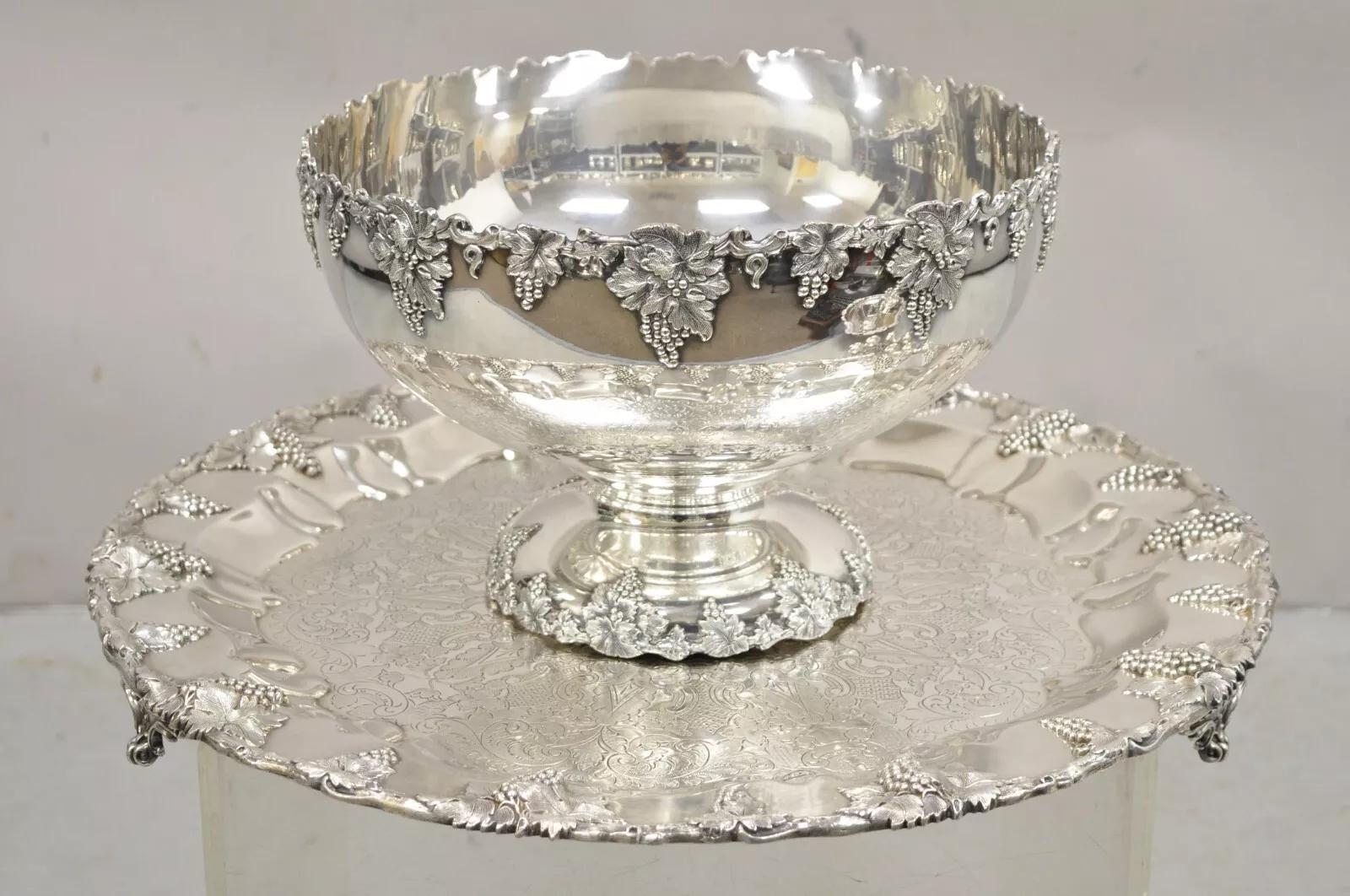 Vintage By Wilcox International Grapevine Pattern Silver Plated Punch Bowl Set - 14 Pcs. L'objet comporte un monogramme au centre du plateau qui se lit 