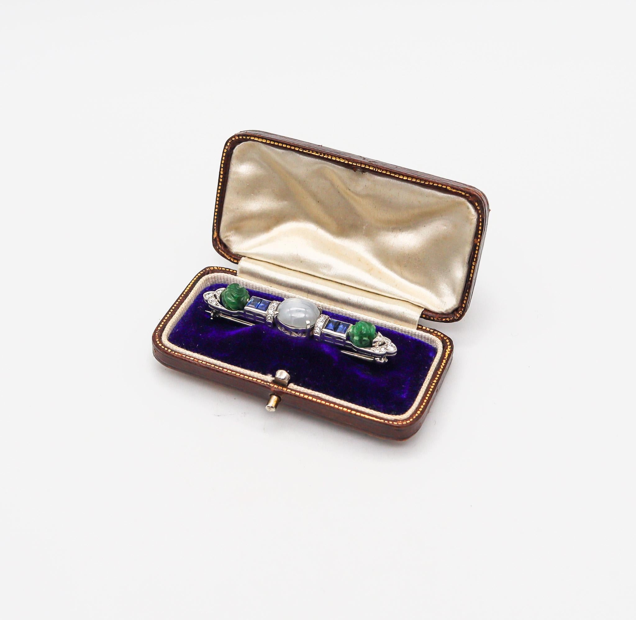 Wedderien 1928 Art Deco Carved Jade Clip Platinum 12.51 Cts Diamonds & Sapphires For Sale 1
