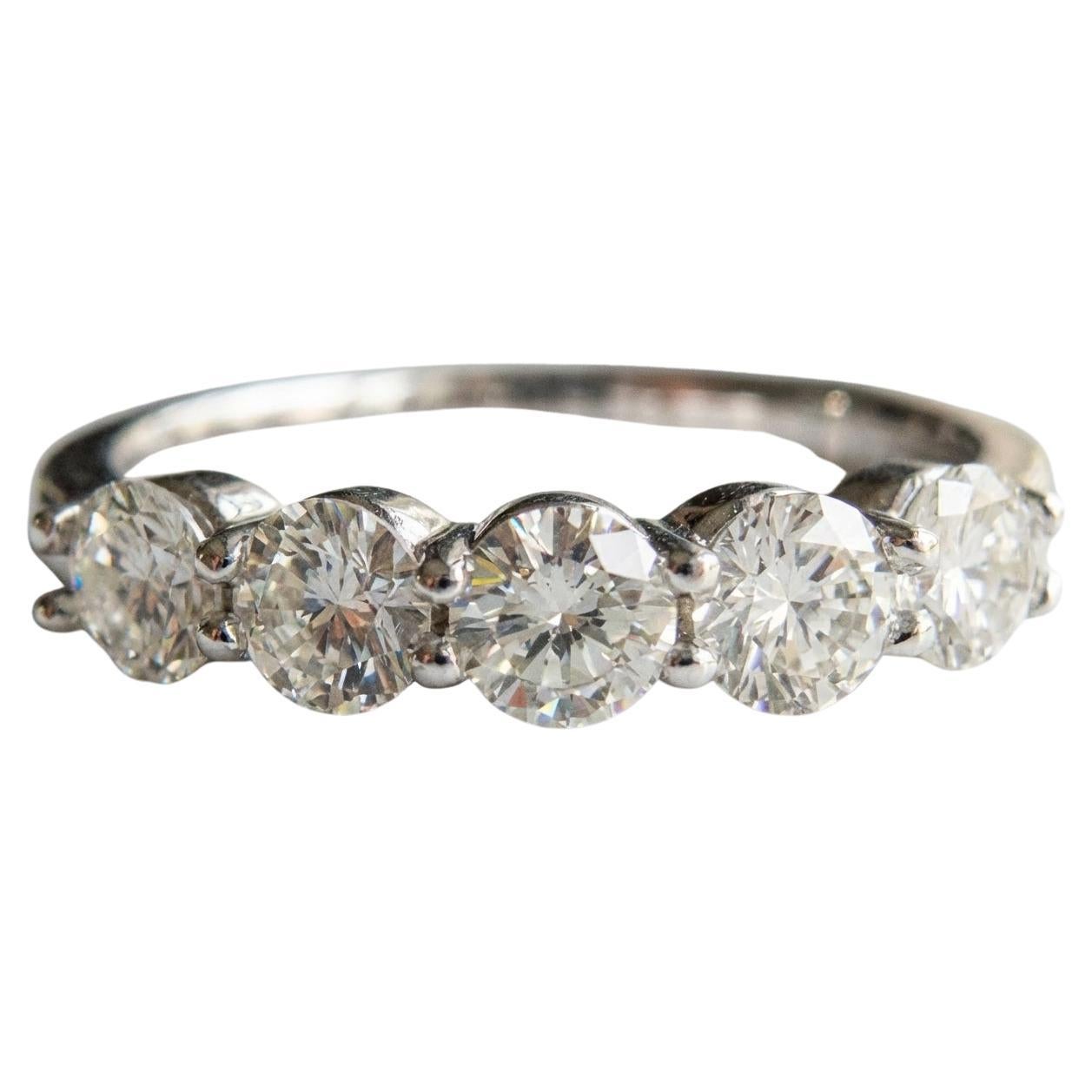 Cette élégante alliance à cinq pierres présente 1,00 carat de diamants ronds naturels de taille brillant, sertis de manière experte dans de l'or blanc 14k poli pour un look intemporel et radieux. Conçu pour symboliser un engagement durable, le