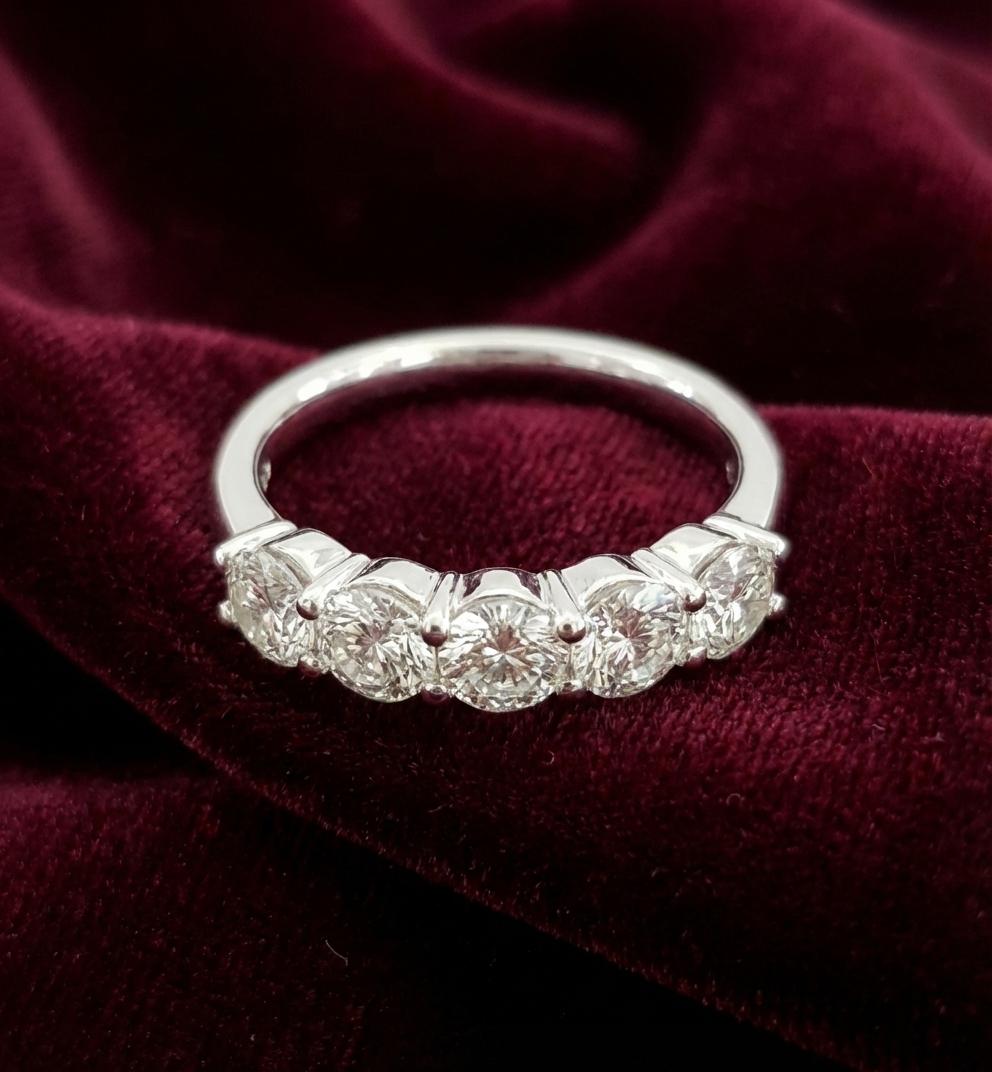 Contemporain Alliance 1.00 Carat Round Brilliant Five-Stone Diamond en or blanc 14k en vente