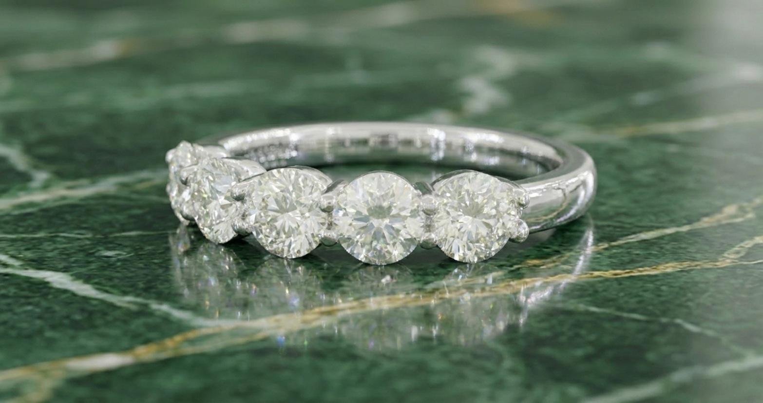 Taille ronde Alliance 1.00 Carat Round Brilliant Five-Stone Diamond en or blanc 14k en vente