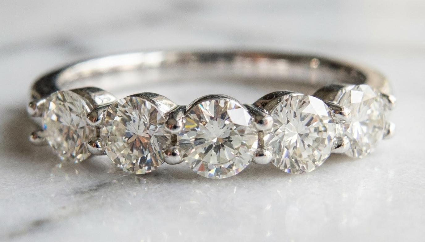 Alliance 1.00 Carat Round Brilliant Five-Stone Diamond en or blanc 14k Excellent état - En vente à Chicago, IL