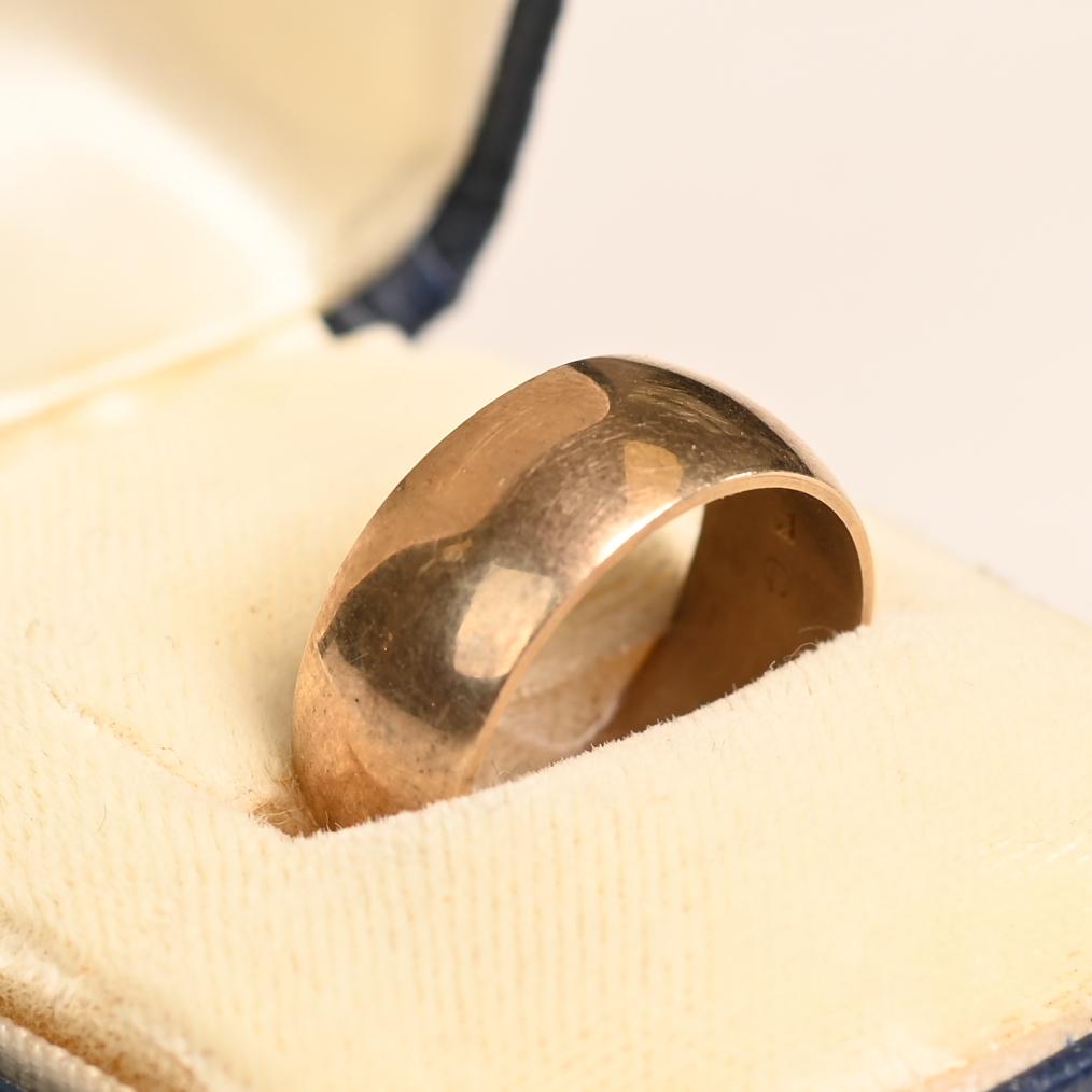 Dieser exquisite Ehering aus 14-karätigem Gelbgold ist ein zeitloser Ausdruck von dauerhaftem Engagement und raffinierter Handwerkskunst. Das Design mit gebürsteter Oberfläche bietet eine moderne, aber unaufdringliche Eleganz, die den warmen Goldton