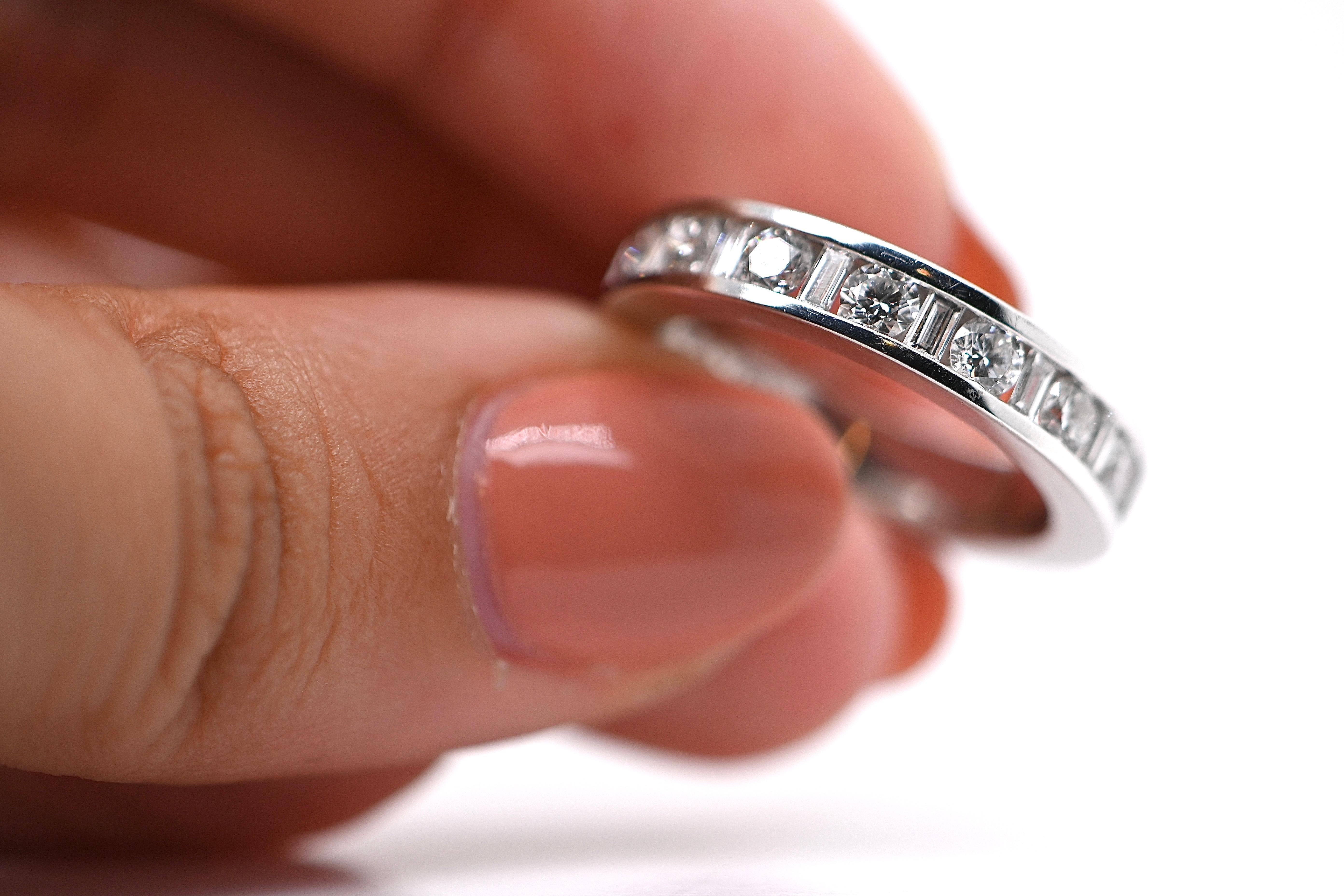 Discover this exceptional wedding band, a true symbol of union, adorned with 8 baguette-cut diamonds and 7 round-cut diamonds. With a total of 15 gems worth 1 carat, this wedding band is a treasure trove of brilliance and beauty.

The diamonds, all