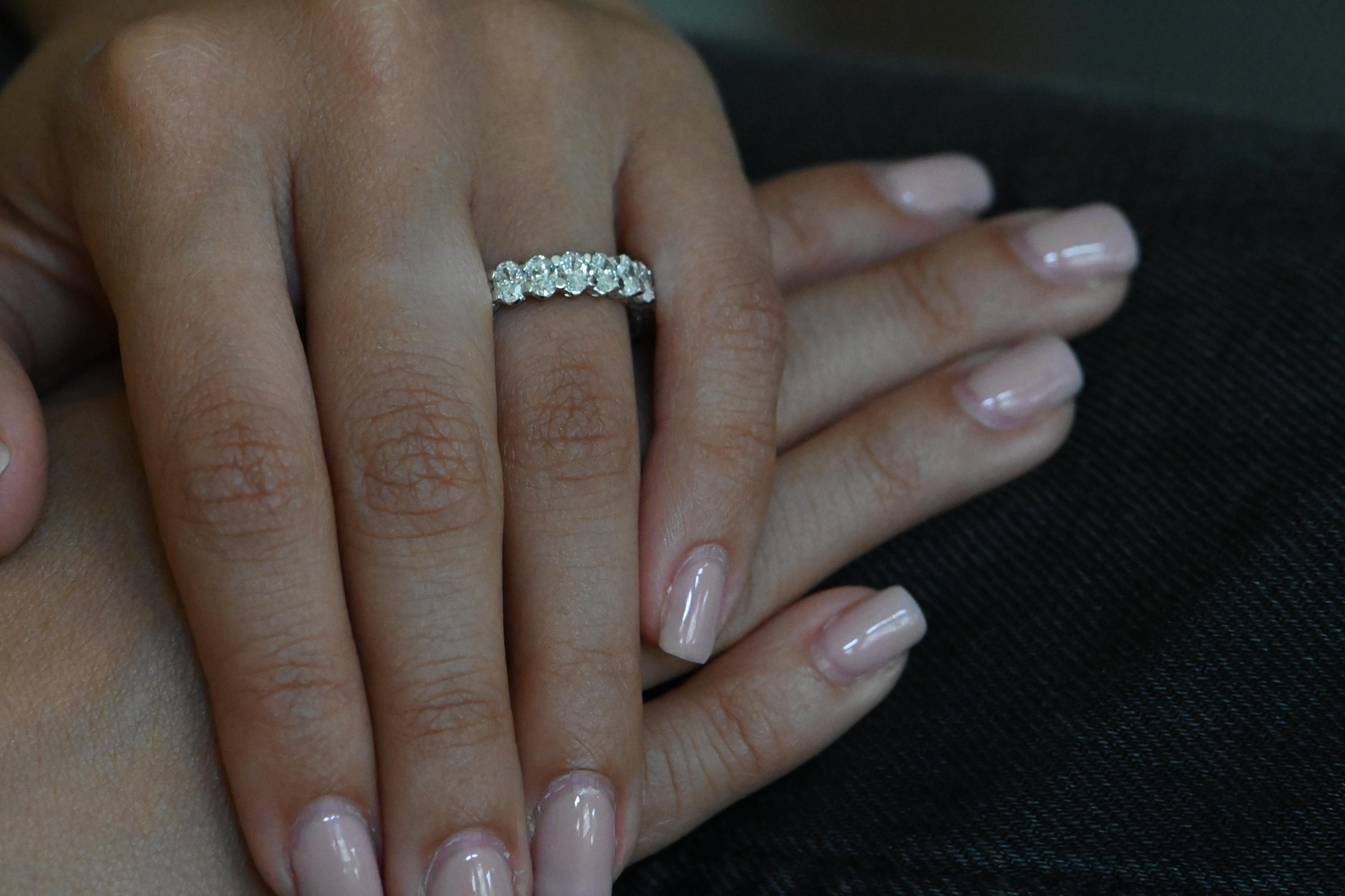This breathtaking 18-carat gold wedding band is a true gem of jewelry, adorned with diamonds all around. With a total of 22 oval-cut, G-color diamonds of SI clarity, this ring sparkles. The diamonds, totaling 3.330 carats, are carefully set to
