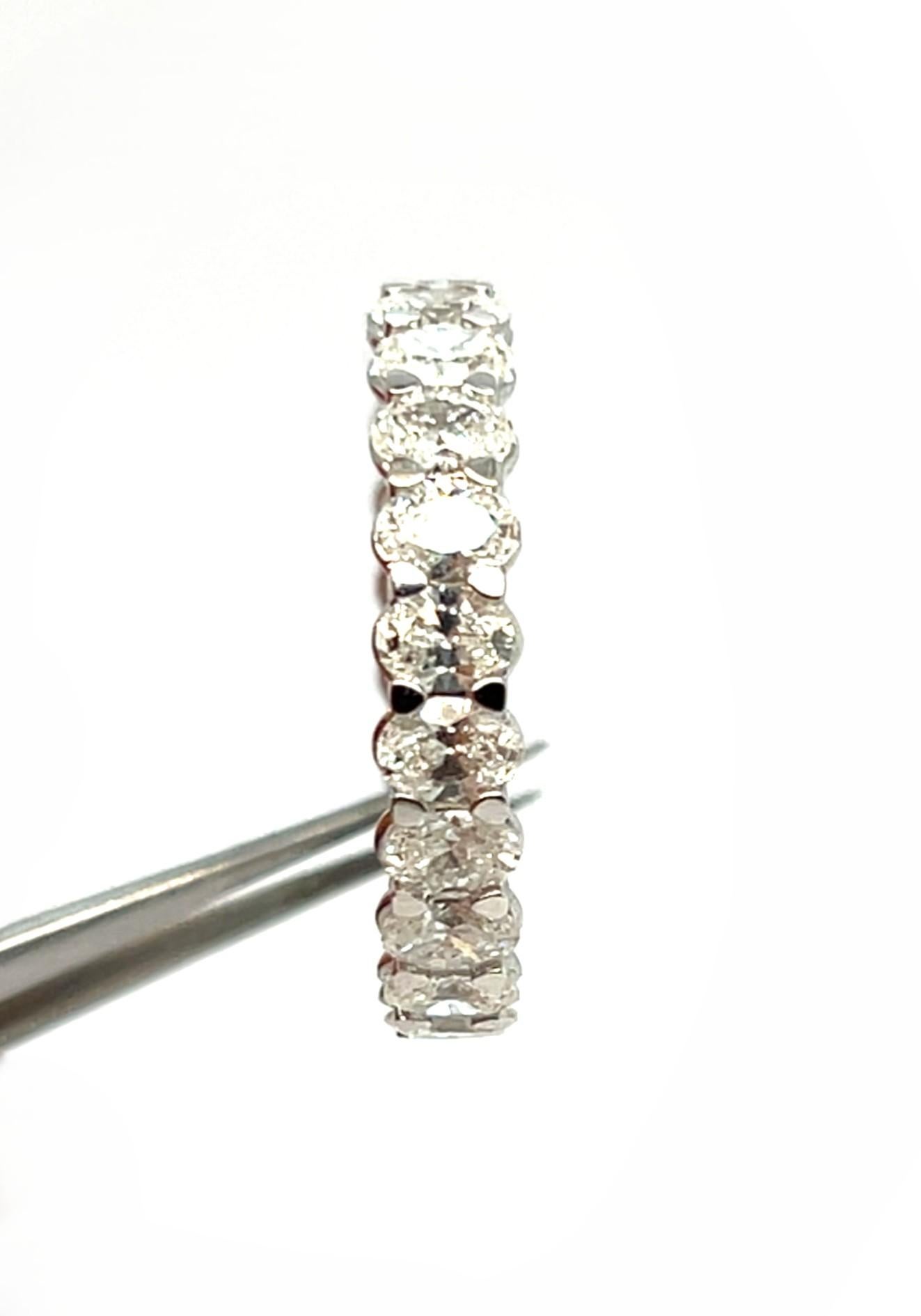 Ehering aus 18 Karat Weißgold, besetzt mit Diamanten von insgesamt 3,330 Karat im Angebot 1