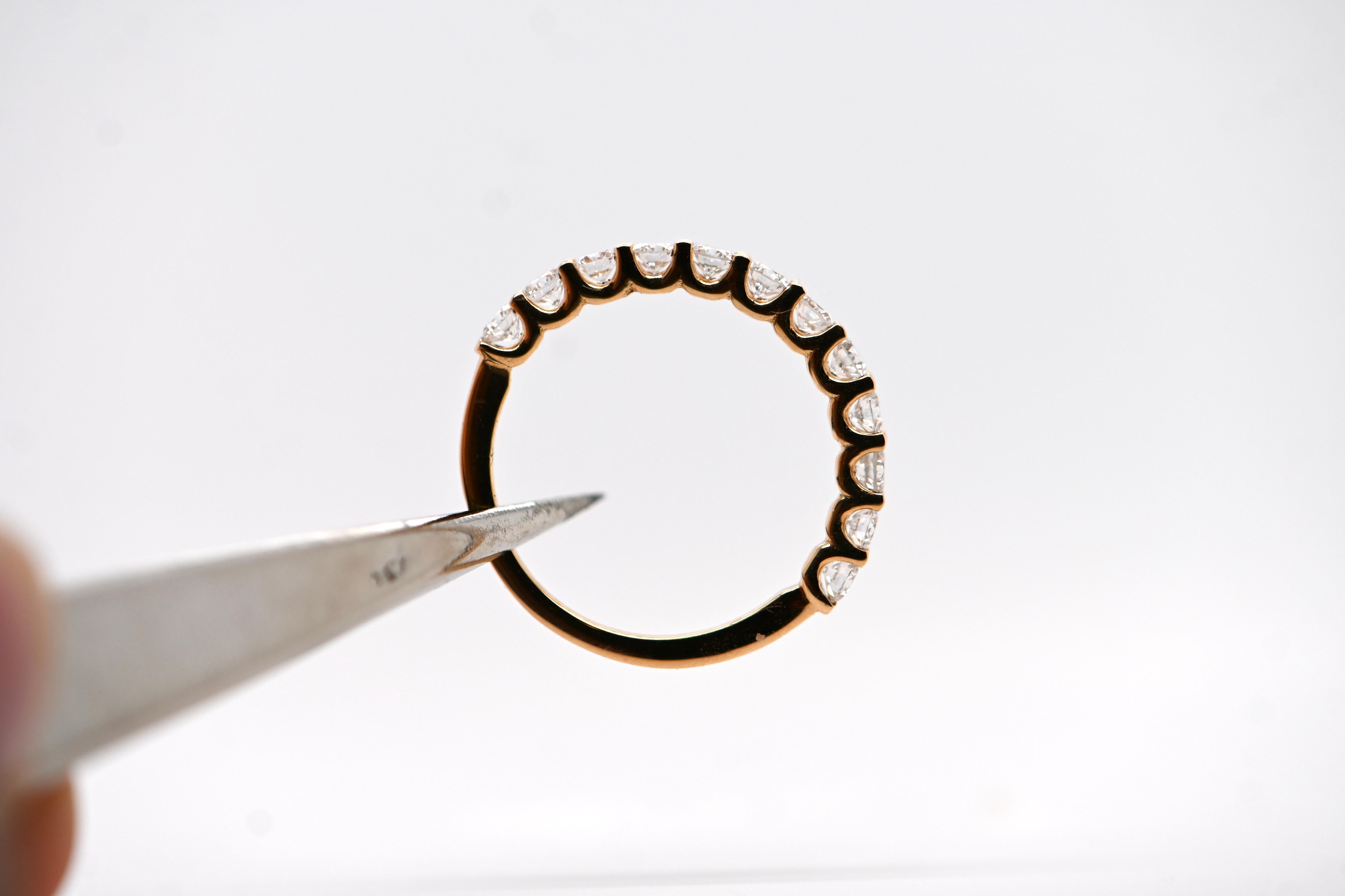 Brilliant Cut Wedding Band in 18 ct Yellow Gold with 0.870 ct Diamonds For Sale