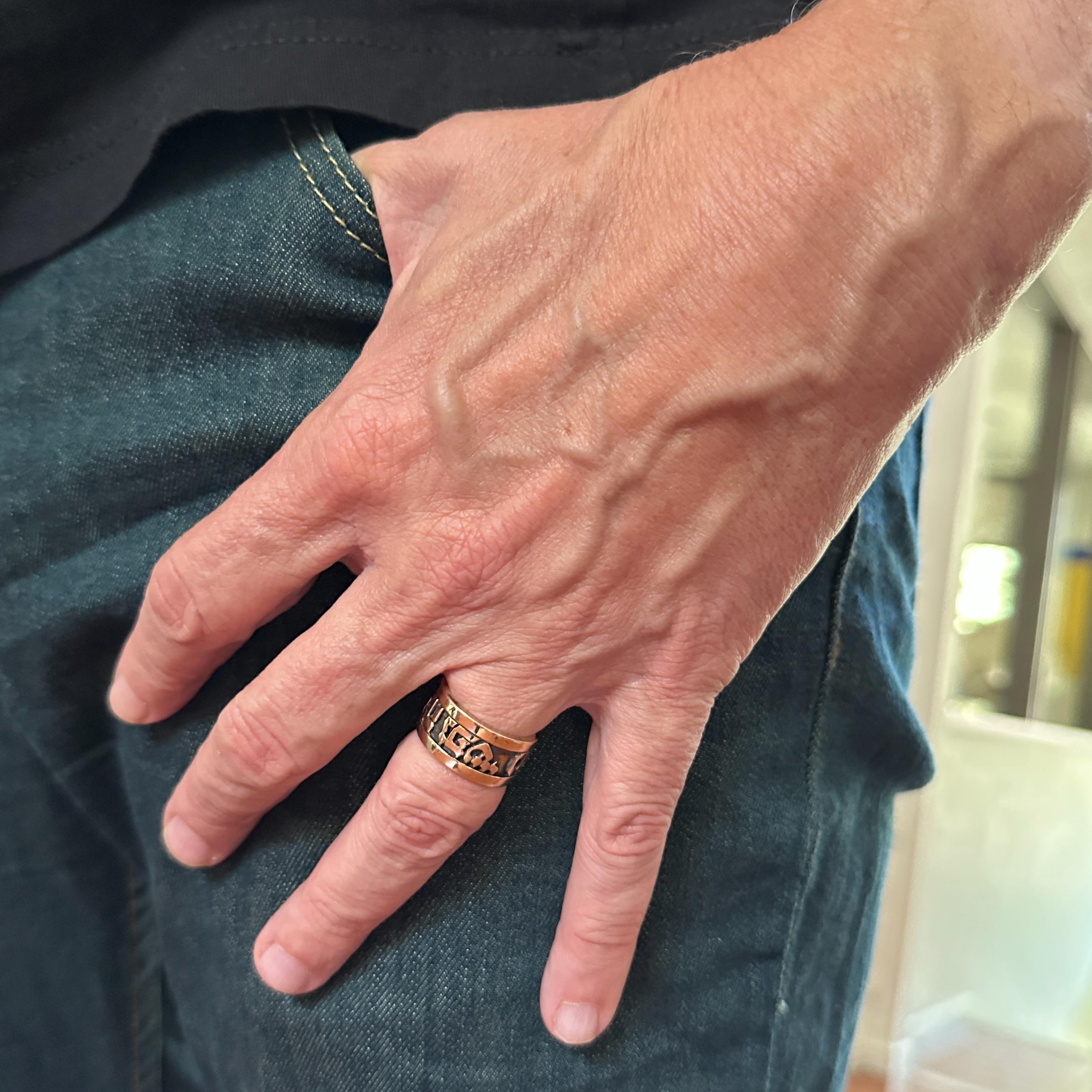 Mens Wedding Band in Yellow & Oxidized 14K Gold with Song of Songs 3:4 in Hebrew in vendita 5