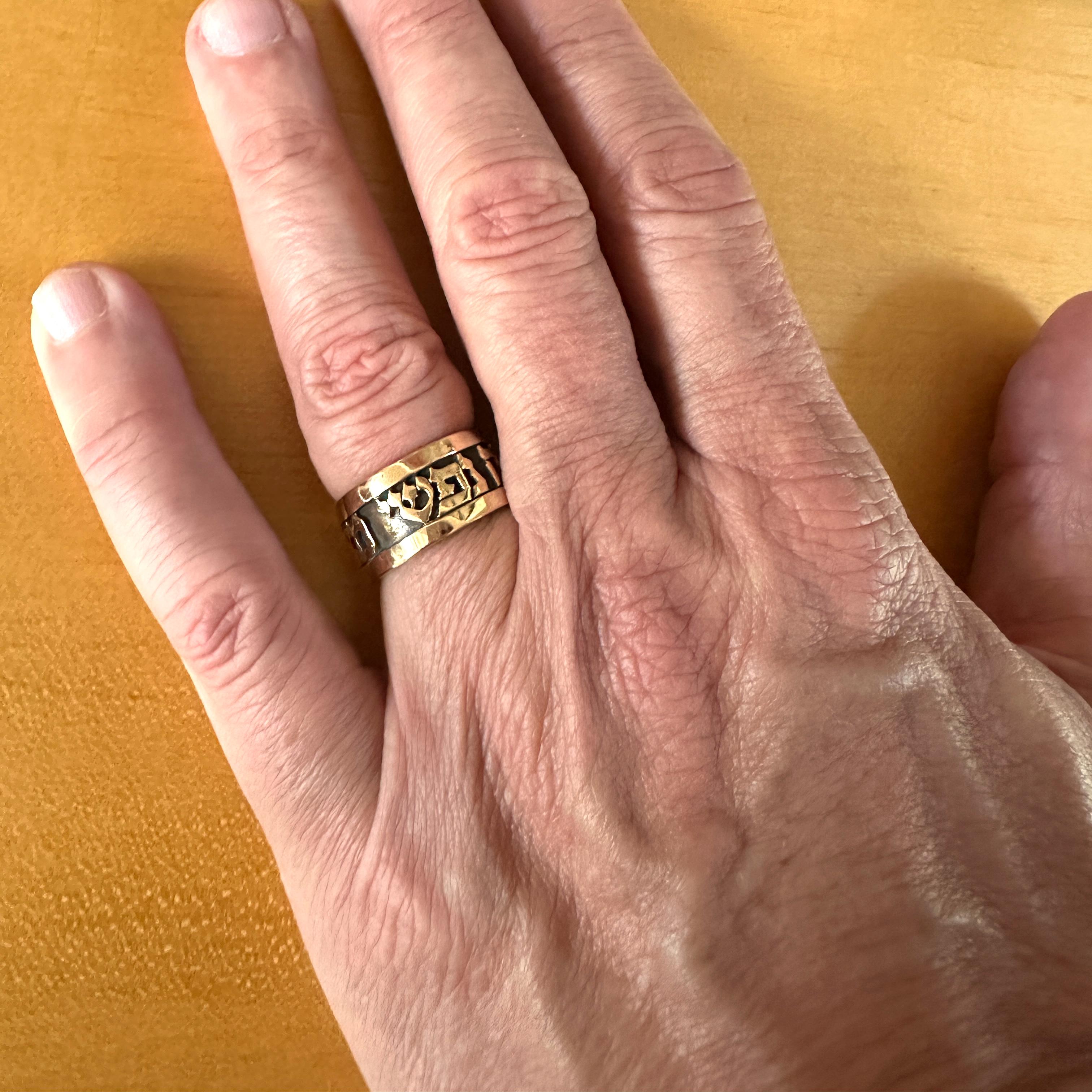 Mens Wedding Band in Yellow & Oxidized 14K Gold with Song of Songs 3:4 in Hebrew in vendita 6