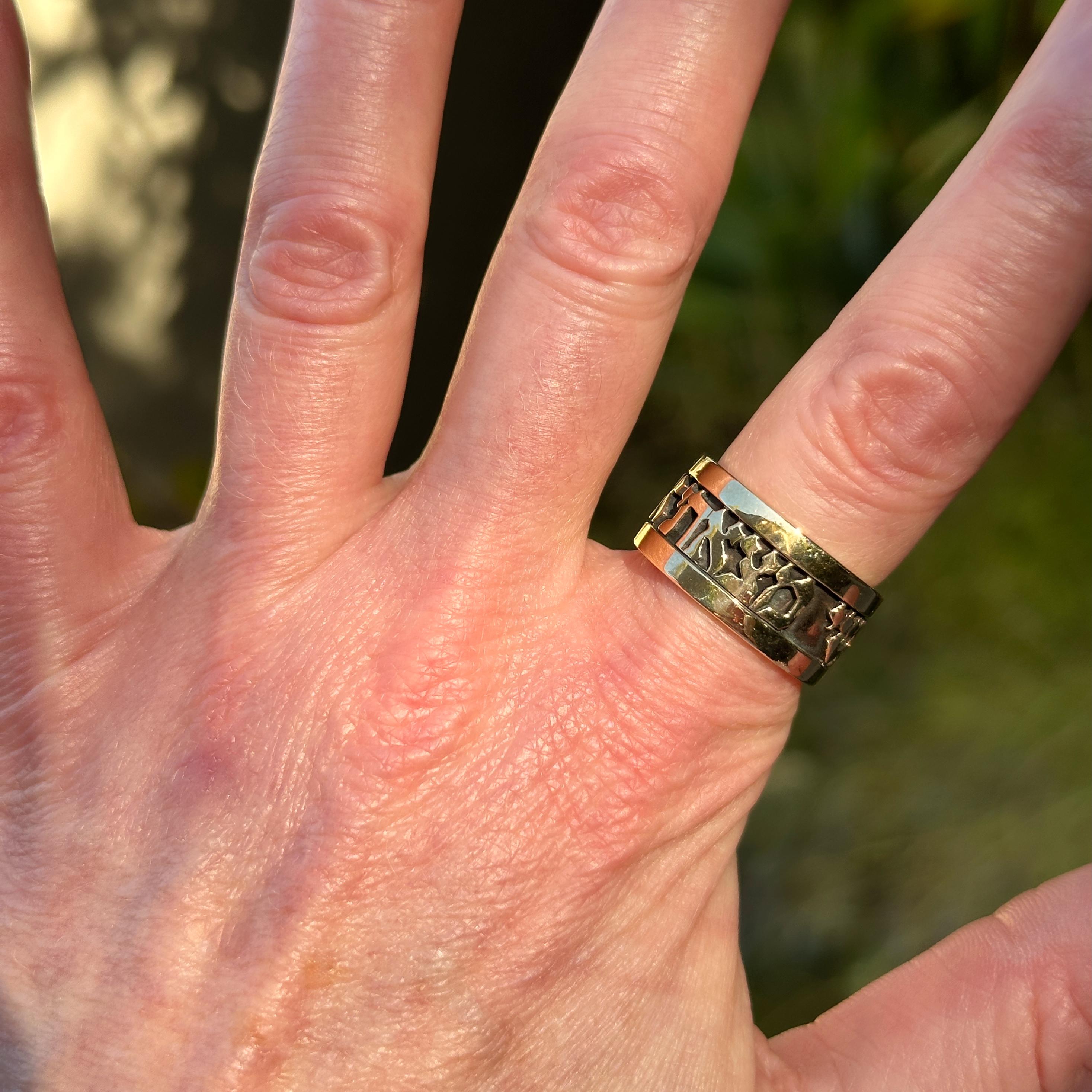 Mens Wedding Band in Yellow & Oxidized 14K Gold with Song of Songs 3:4 in Hebrew in vendita 7