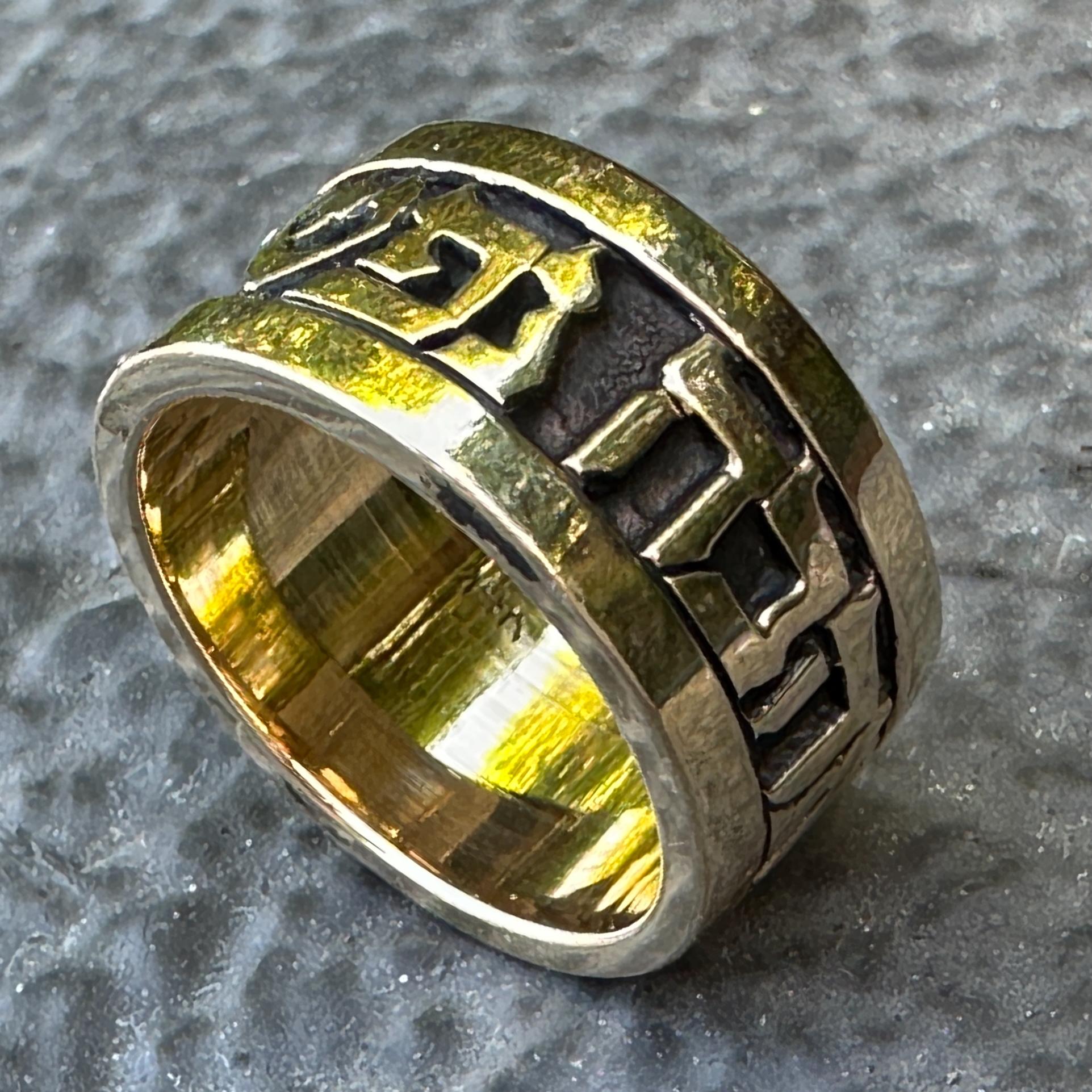 Contemporaneo Mens Wedding Band in Yellow & Oxidized 14K Gold with Song of Songs 3:4 in Hebrew in vendita