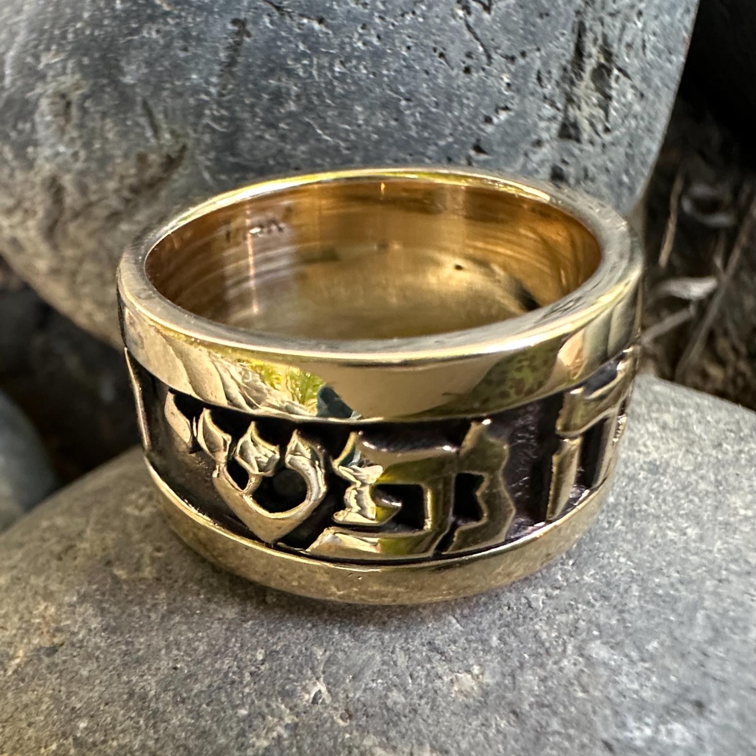 Mens Wedding Band in Yellow & Oxidized 14K Gold with Song of Songs 3:4 in Hebrew In condizioni Nuovo in vendita a Sherman Oaks, CA