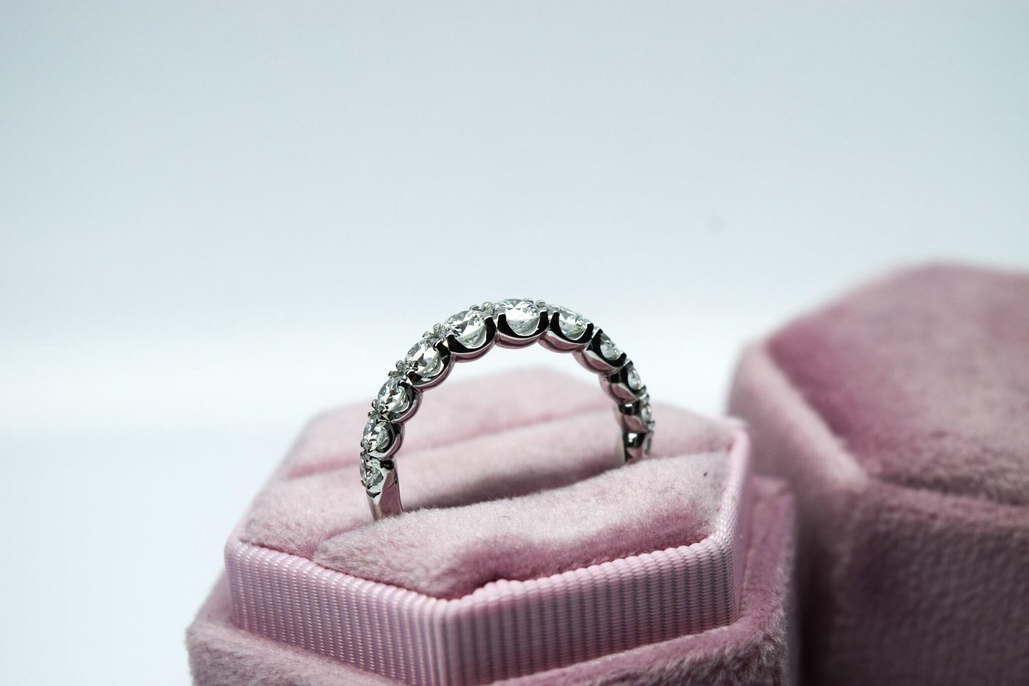 Il s'agit d'une bague demi-éternité graduée avec un sertissage en forme de lune, vous pouvez voir que les diamants sont ouverts de tous les côtés et étincellent comme des fous parce que ce design les fait presque flotter sur le dessus, s'il vous
