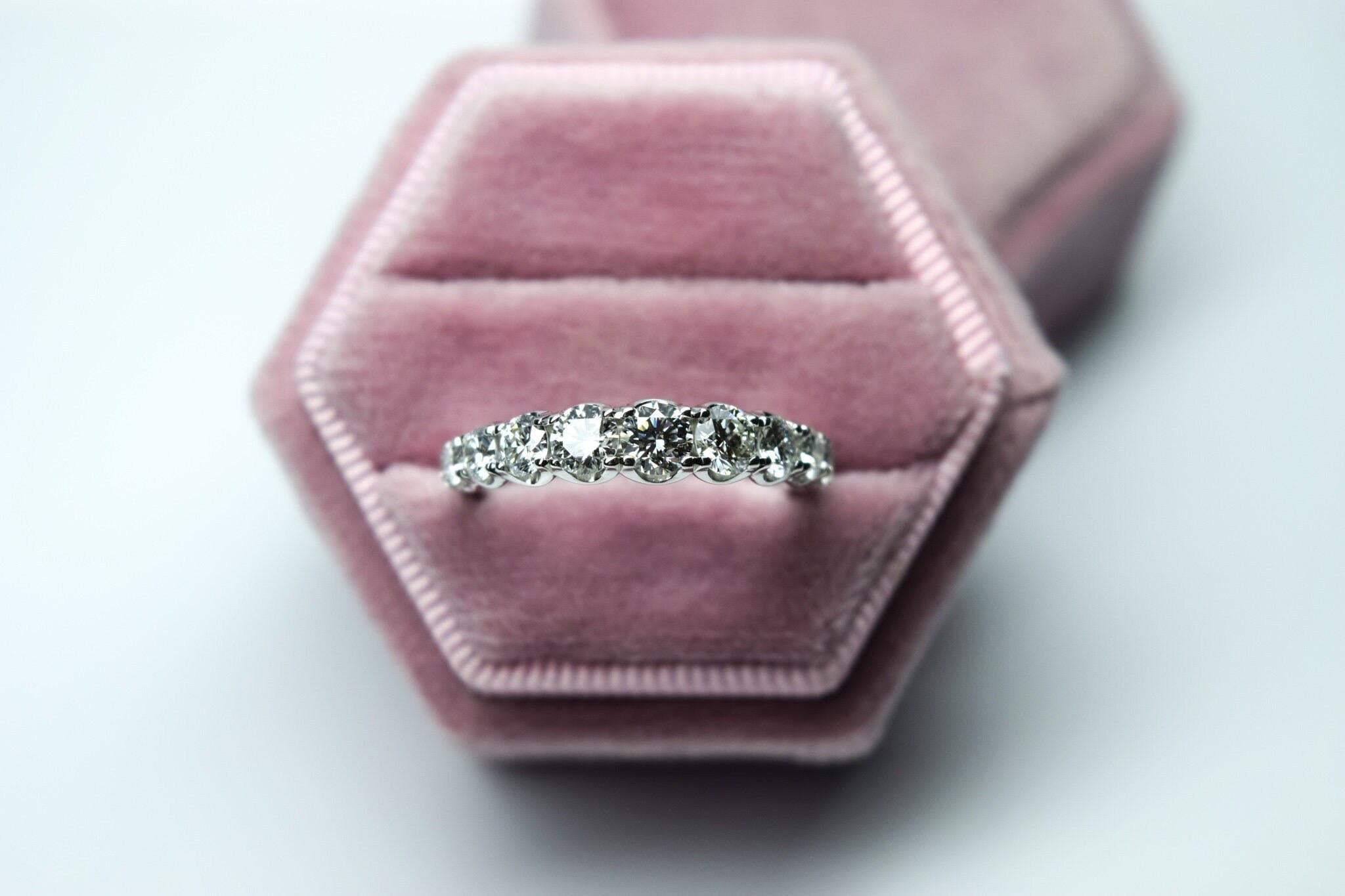 Taille brillant Alliance comme aucun autre PLATINUM 1,50 carat diamants VS couleur F diamant éternité en vente