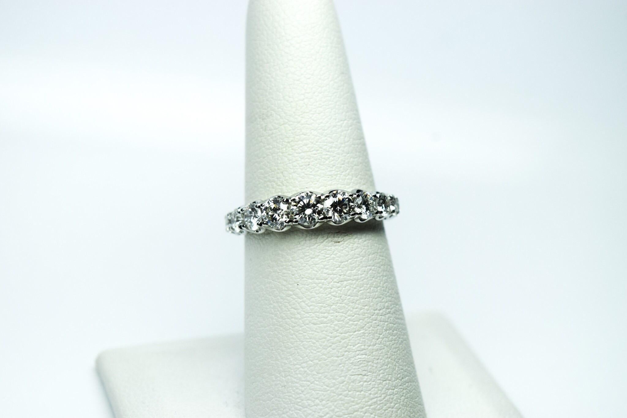 Alliance comme aucun autre PLATINUM 1,50 carat diamants VS couleur F diamant éternité en vente 1