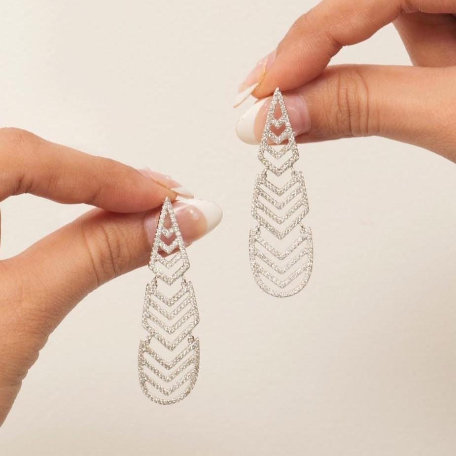 Pendientes colgantes de diamantes en forma de araña de oro macizo de 14k (certificados) Corte redondo en venta
