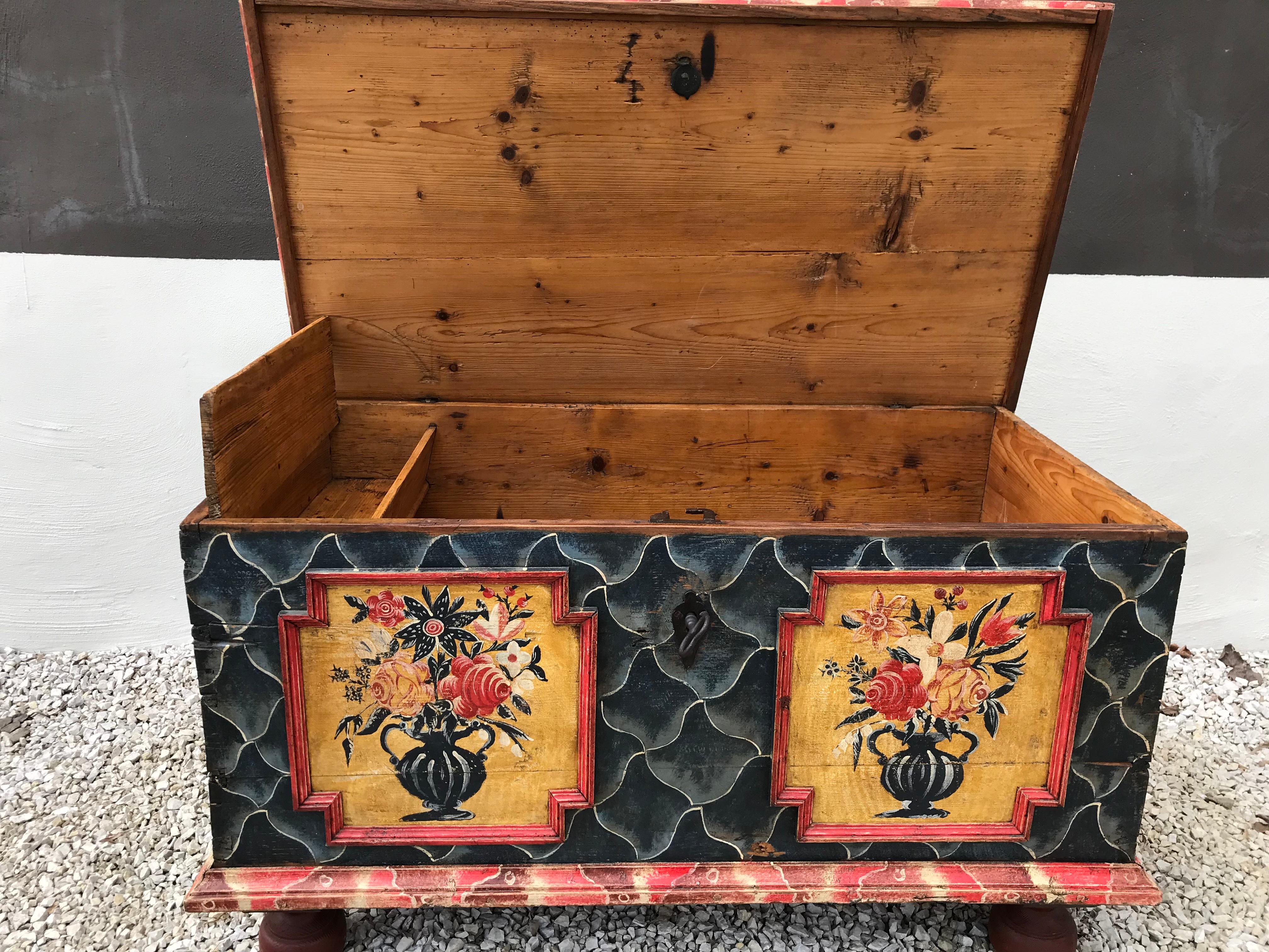 This painted chest comes from the Czech republic,
year 1804.
Their wedding variants, which stood out for their rich painted decoration, had a special position among the chests. 