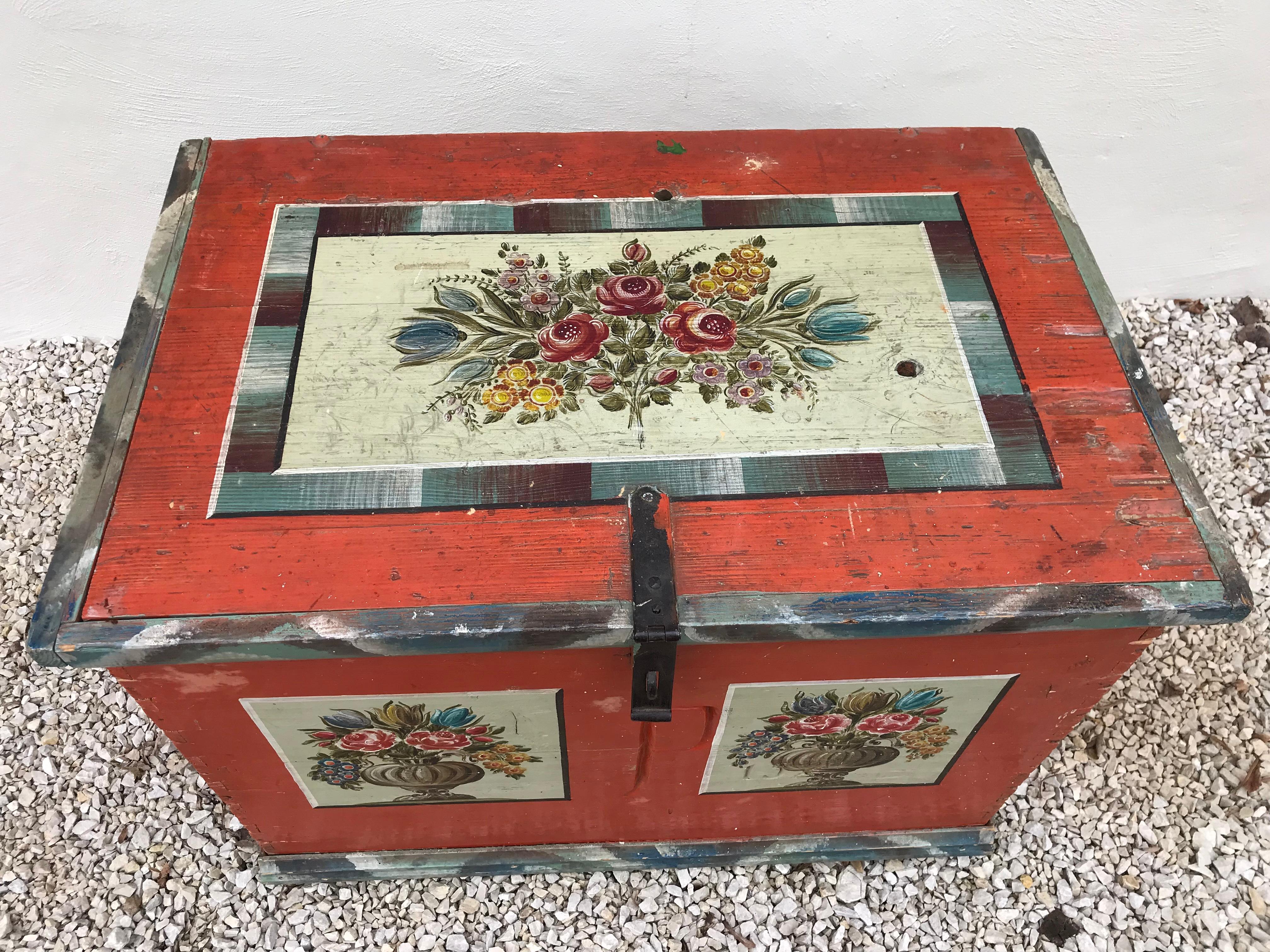This painted chest comes from Czech republic,
90 years, 19th century.
