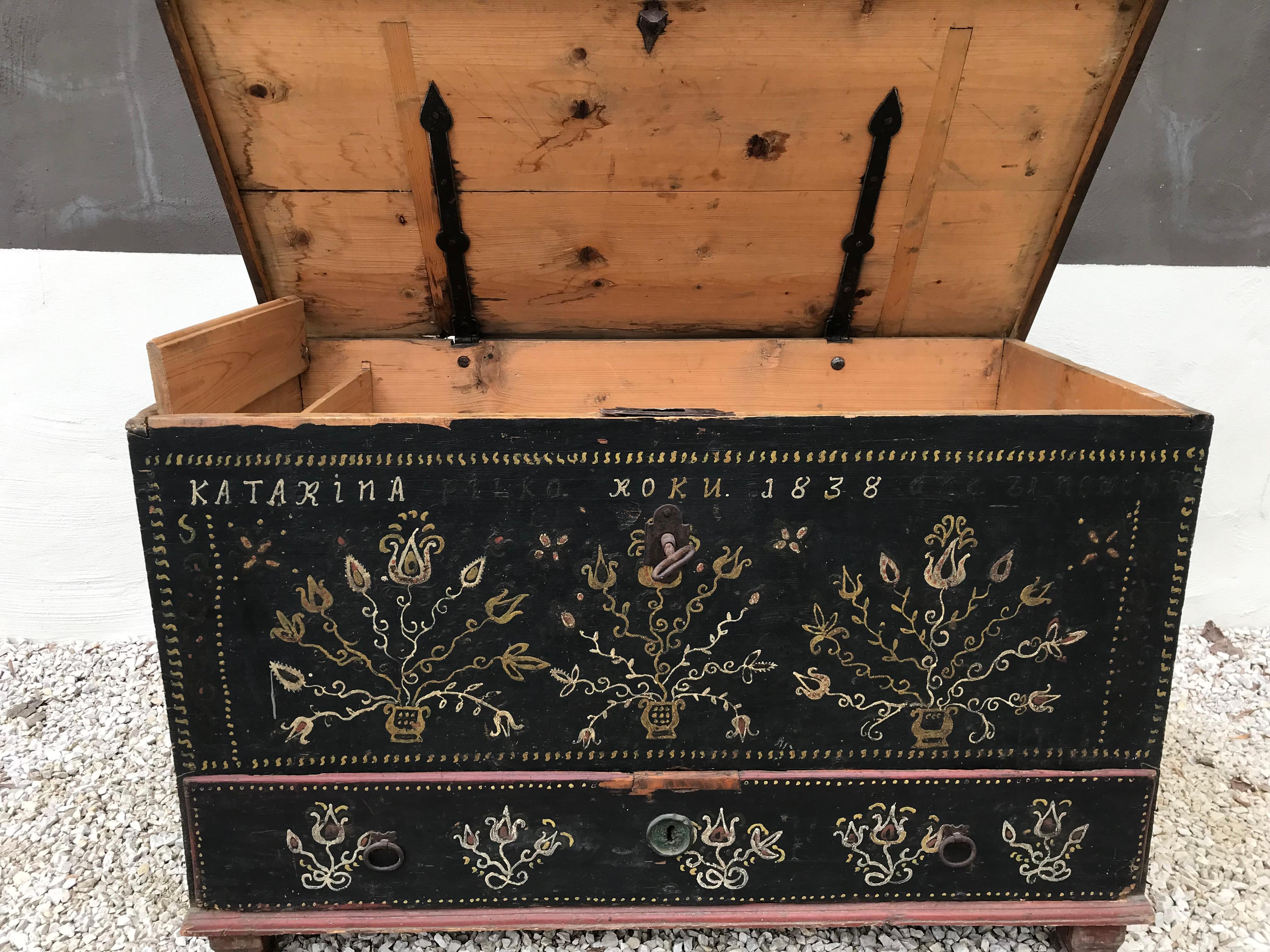 Ce coffre peint de poussière d'or et d'argent provient de
Slovaquie, année 1838.