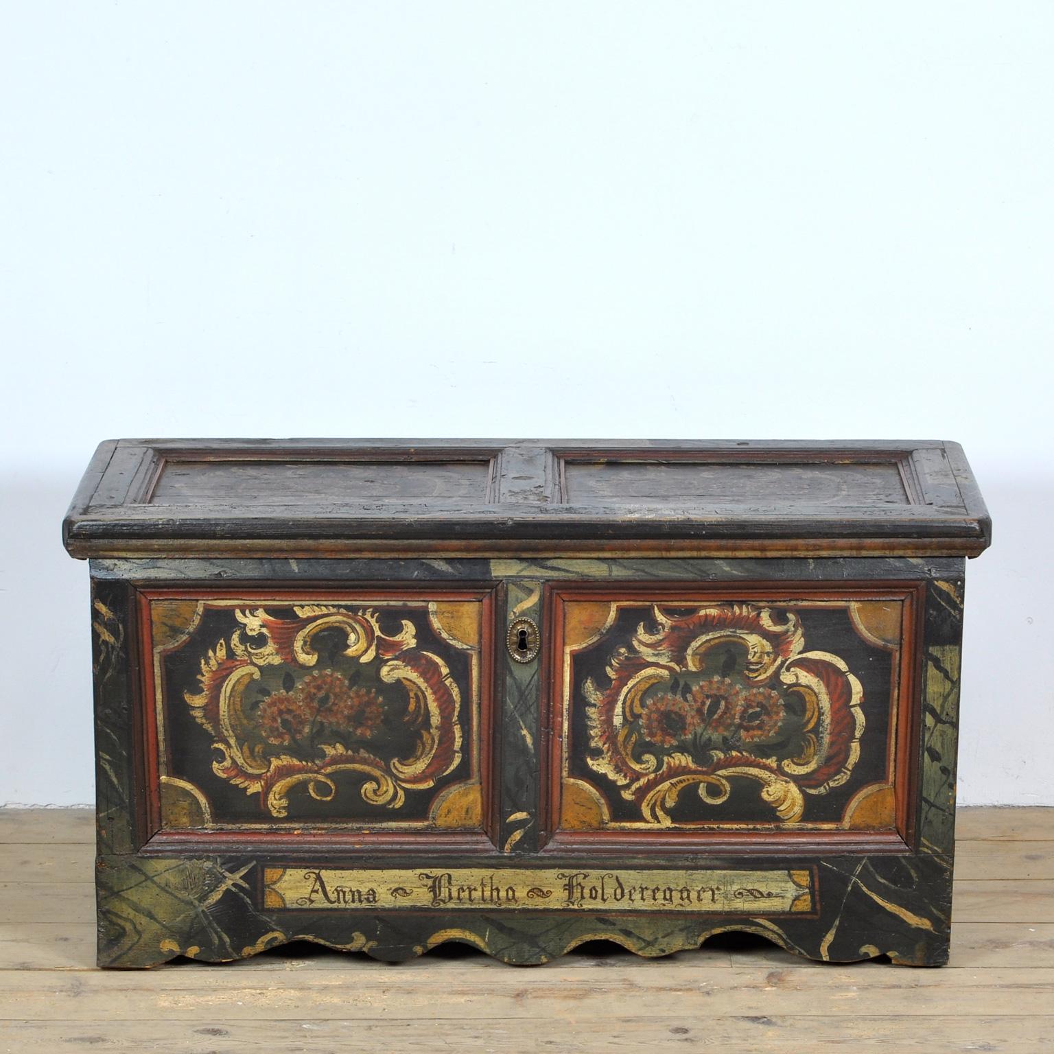 Coffre de dot allemand réalisé vers 1820 pour une certaine Anna Bertha Holderegger. Peint à la main avec de magnifiques détails. Les détails en fer, comme les charnières, sont forgés à la main. La boîte est fabriquée en pin et en chêne. L'intérieur