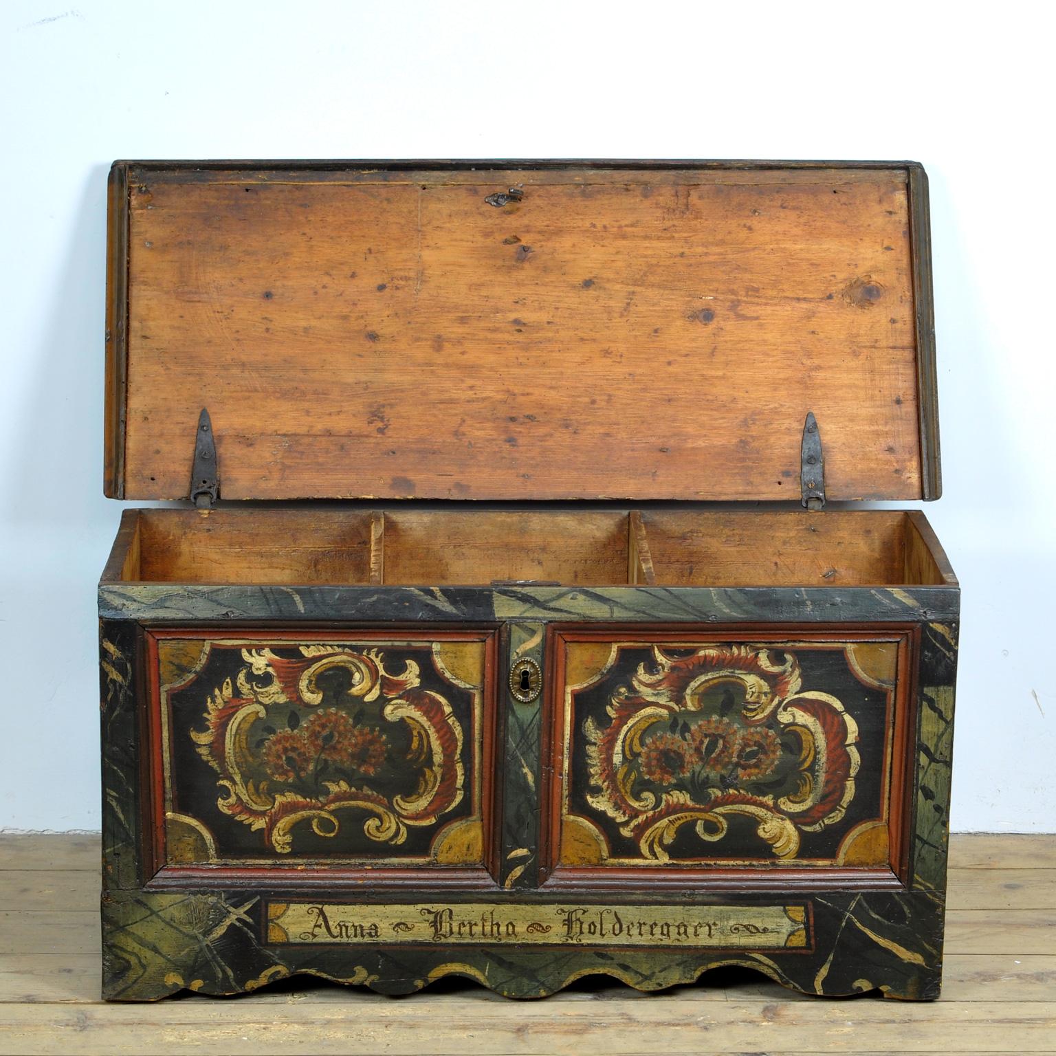 Coffre de mariage datant d'environ 1820 Bon état - En vente à Amsterdam, Noord Holland