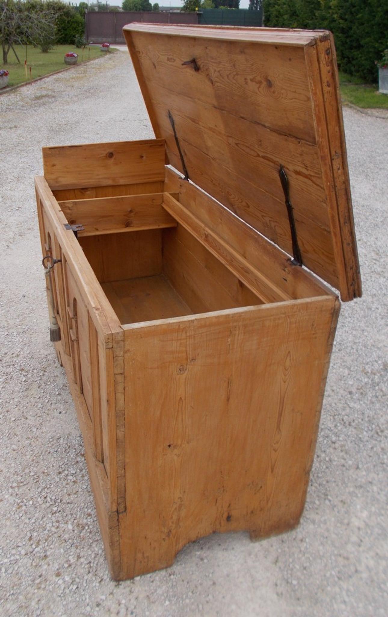 Wedding Chest, Mid-19th Century In Excellent Condition For Sale In Casaleone, IT