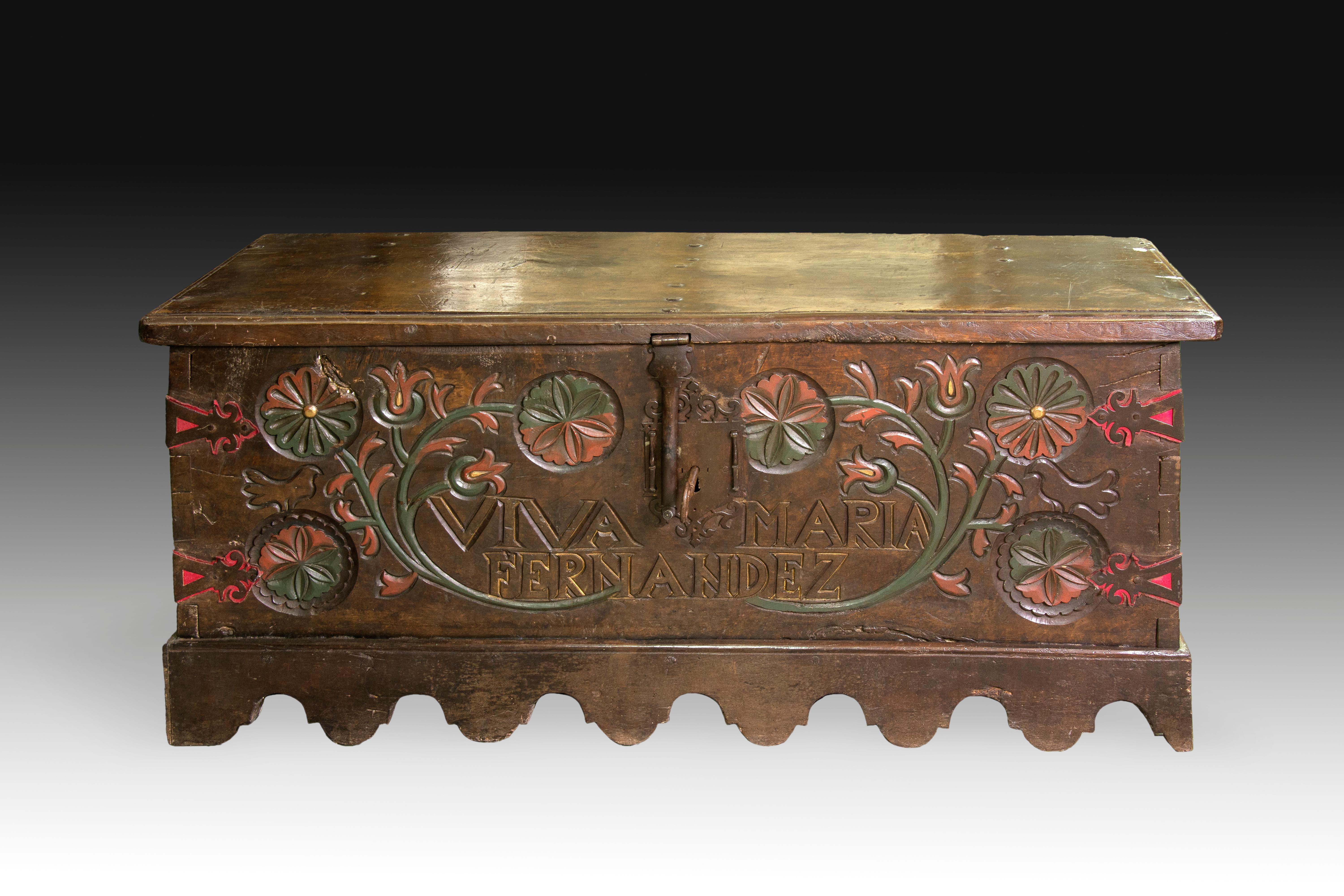 Wedding chest. Wood, textile, metal, polychrome. Salamanca, Spain, 17th century.
Area of rectangular body with flat top made in carved wood that preserves remains of original polychrome, corners and other metal fittings and textile details in