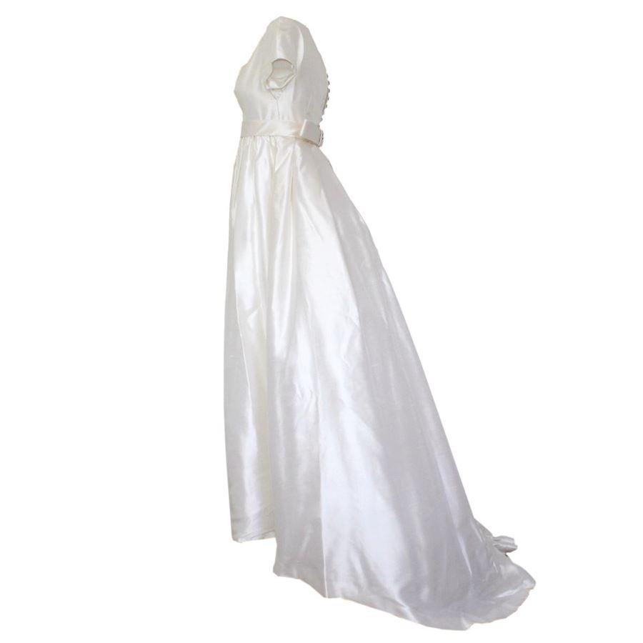 Shantung silk Ivory color Tulle Tulle veil with silk profile Short sleeve Covered buttons closure on the back Length from shoulder cm 130 (51.1 inches) Italian size 38 XS Tailored wedding dress without brand tag
