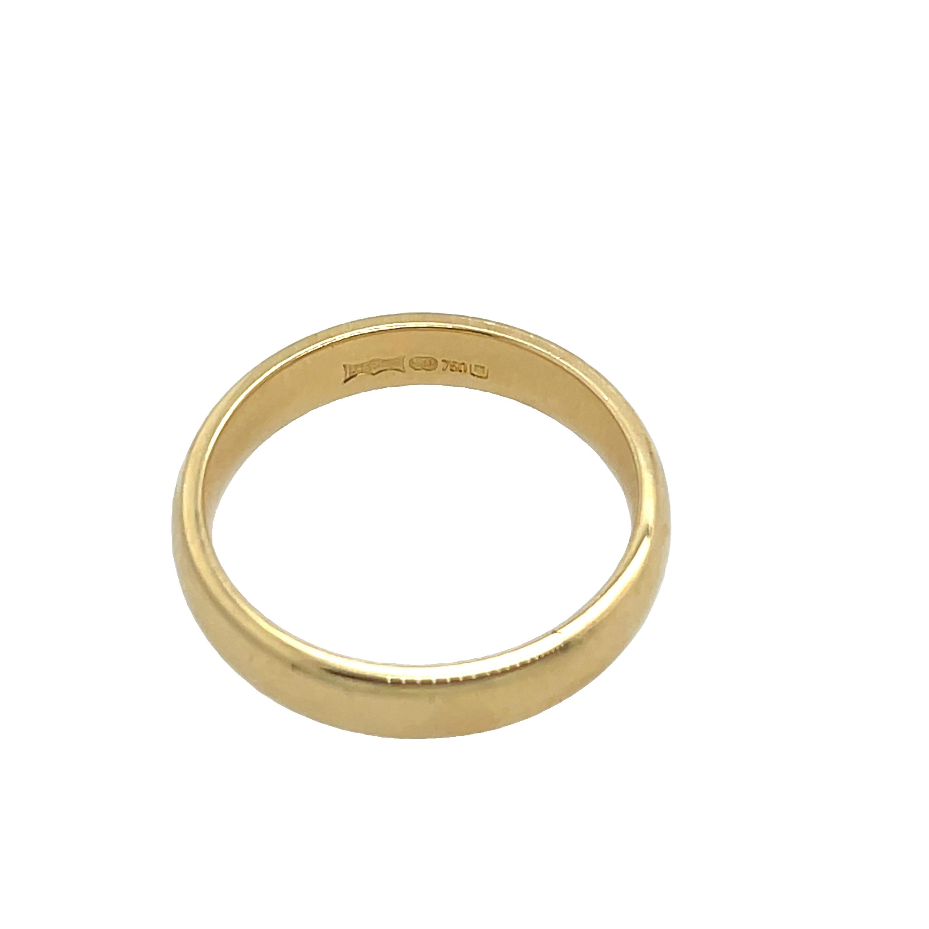 Un symbole classique et durable d'engagement, 
Cette bague de mariage en or jaune 18ct présente un anneau en forme de cour de 3,8 mm, 
offrant à la fois confort et élégance. 
Fabriqué en or massif 18ct, il pèse 4,89 grammes, ce qui le rend parfait