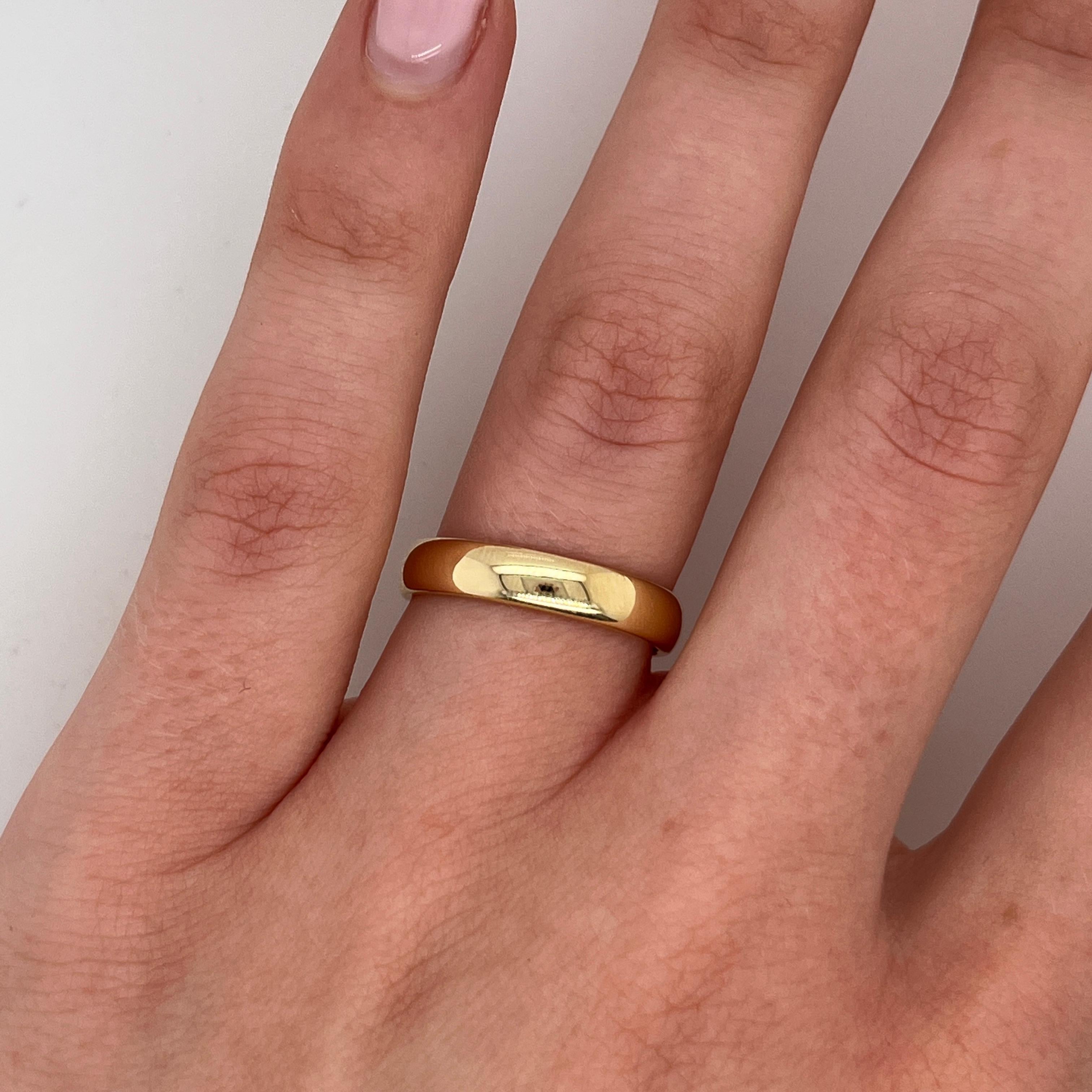 Anneau de mariage en or jaune 18ct 3.8mm en forme de cour  4.89g Excellent état - En vente à London, GB