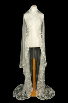 Wedding veil embroidered with lace