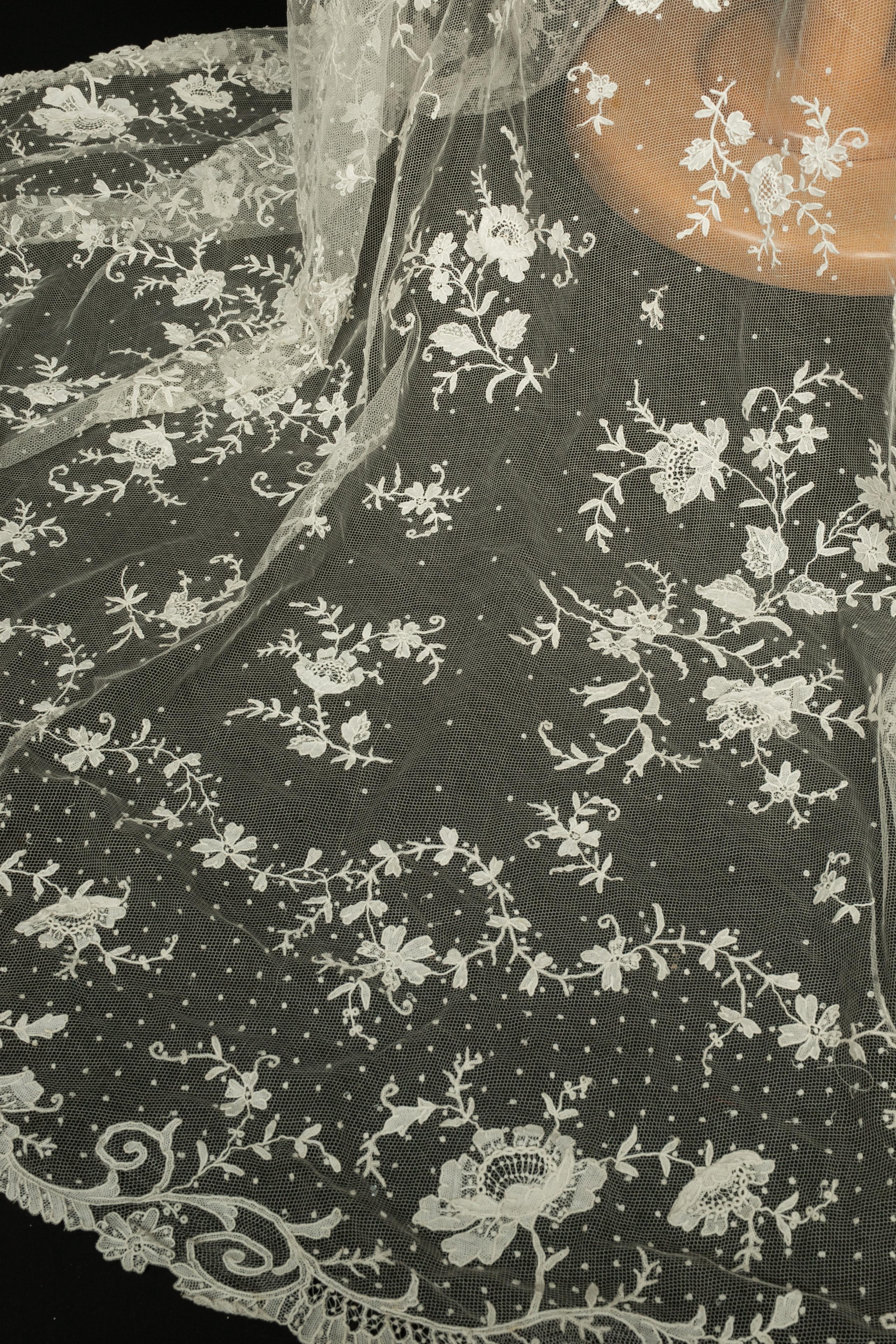 Velo de novia bordado con encaje en venta 1