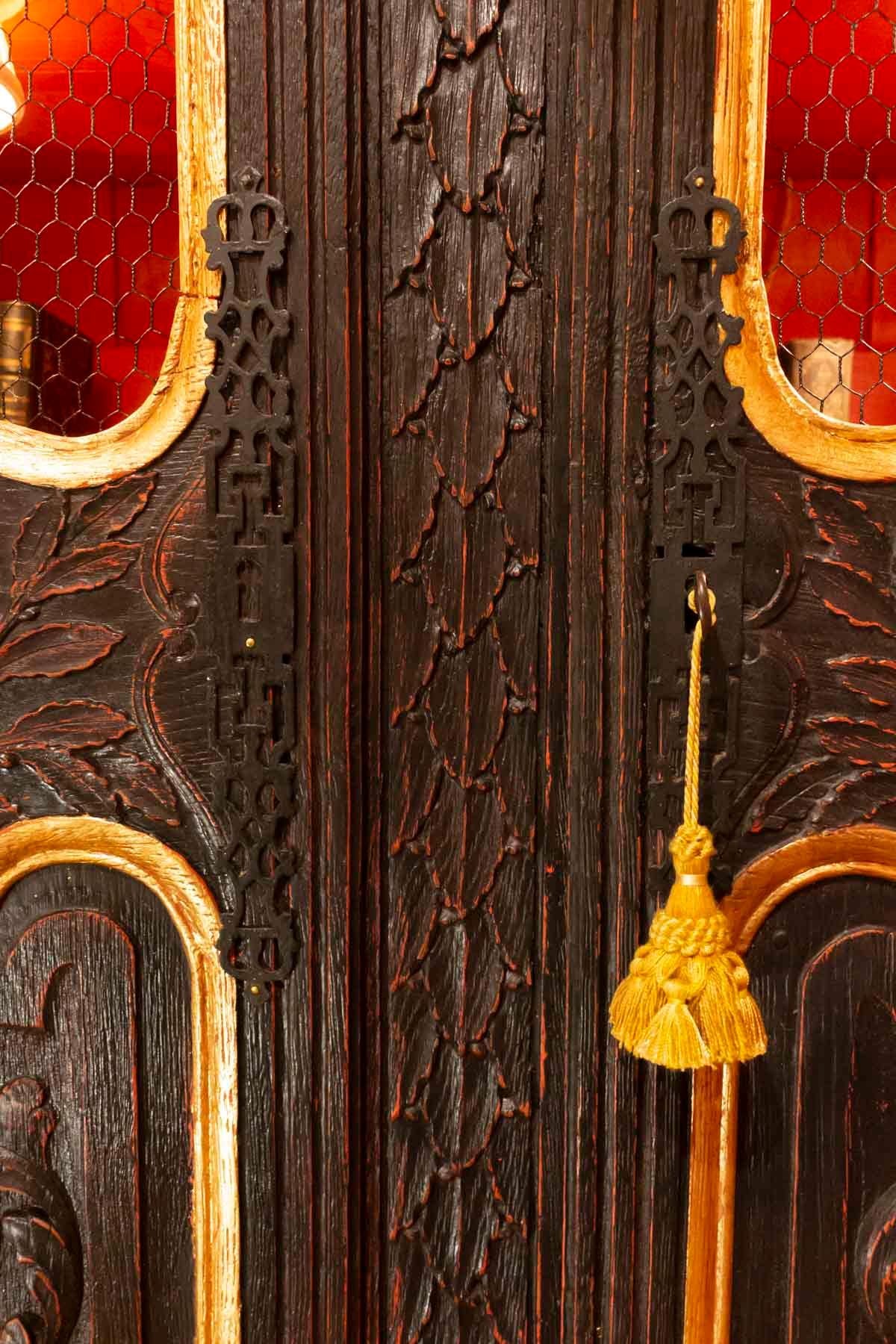Wedding Wardrobe Transformed into a Library in Antique Oak and Gold Leaf In Good Condition In Saint-Ouen, FR