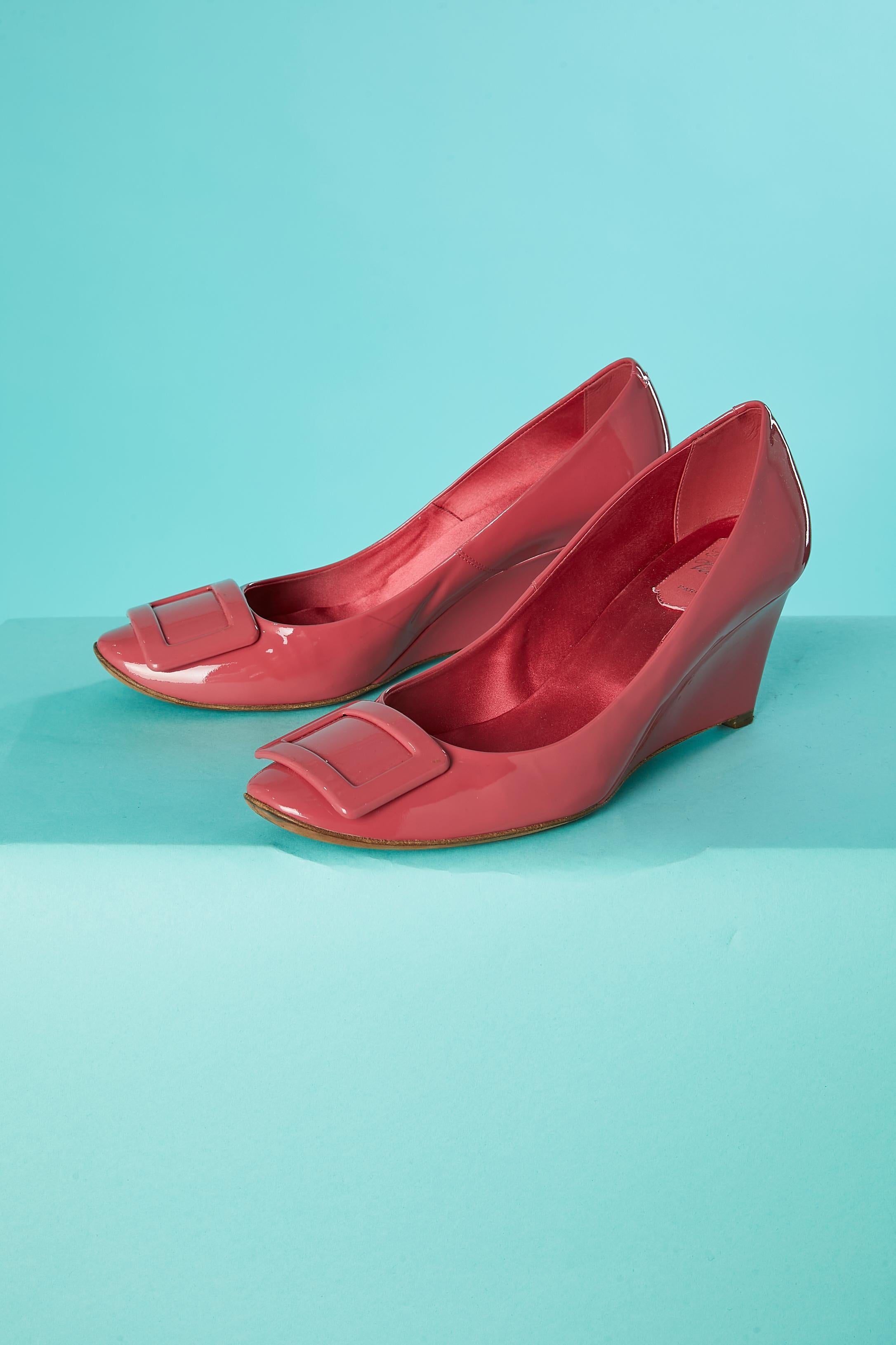 Wedge pink patent leather pump with pink buckle.
Heels height : 7 cm
SHOE SIZE : 38,5 (Eu) 7 (US) 