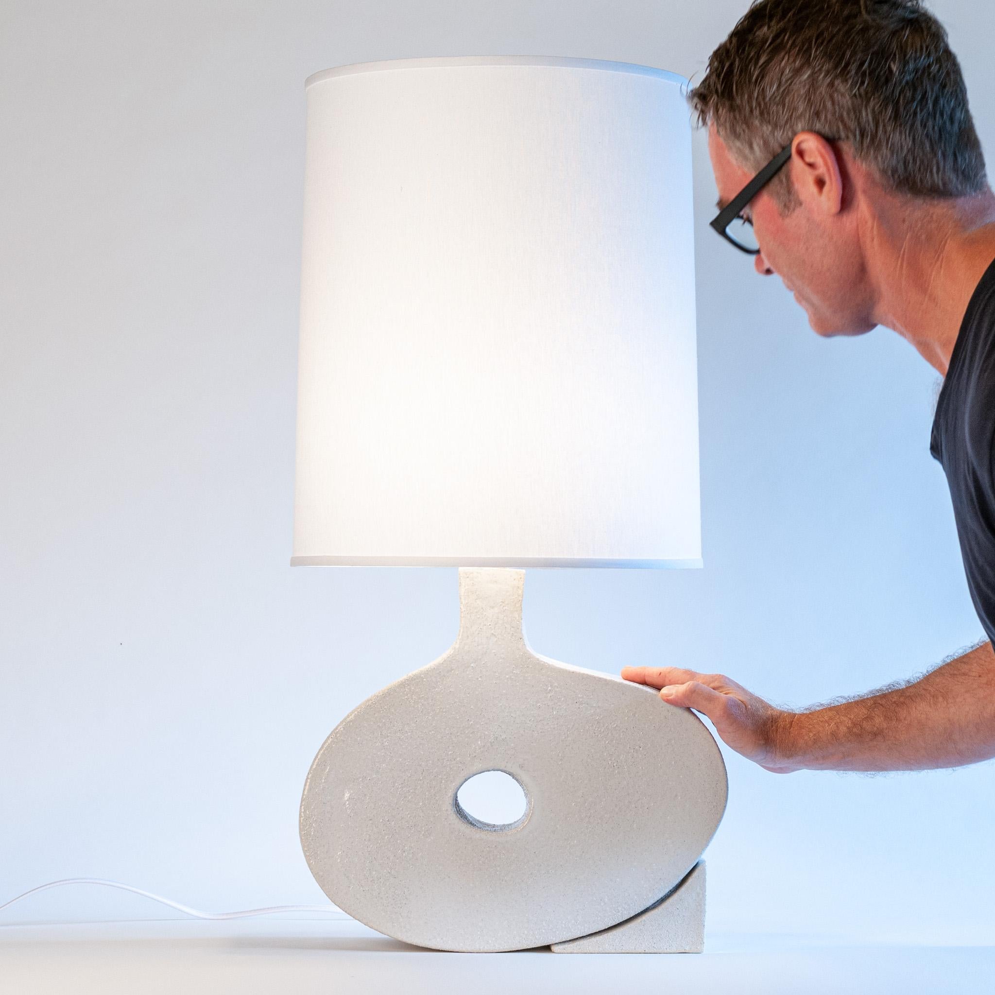 Illumina il tuo spazio con la nostra lampada da tavolo Wedge, stravagante e divertente. Ispirati dalla giocosità della natura, gli apparecchi di illuminazione della Collection'S Organica ti faranno sorridere. Di' addio all'illuminazione noiosa e dai