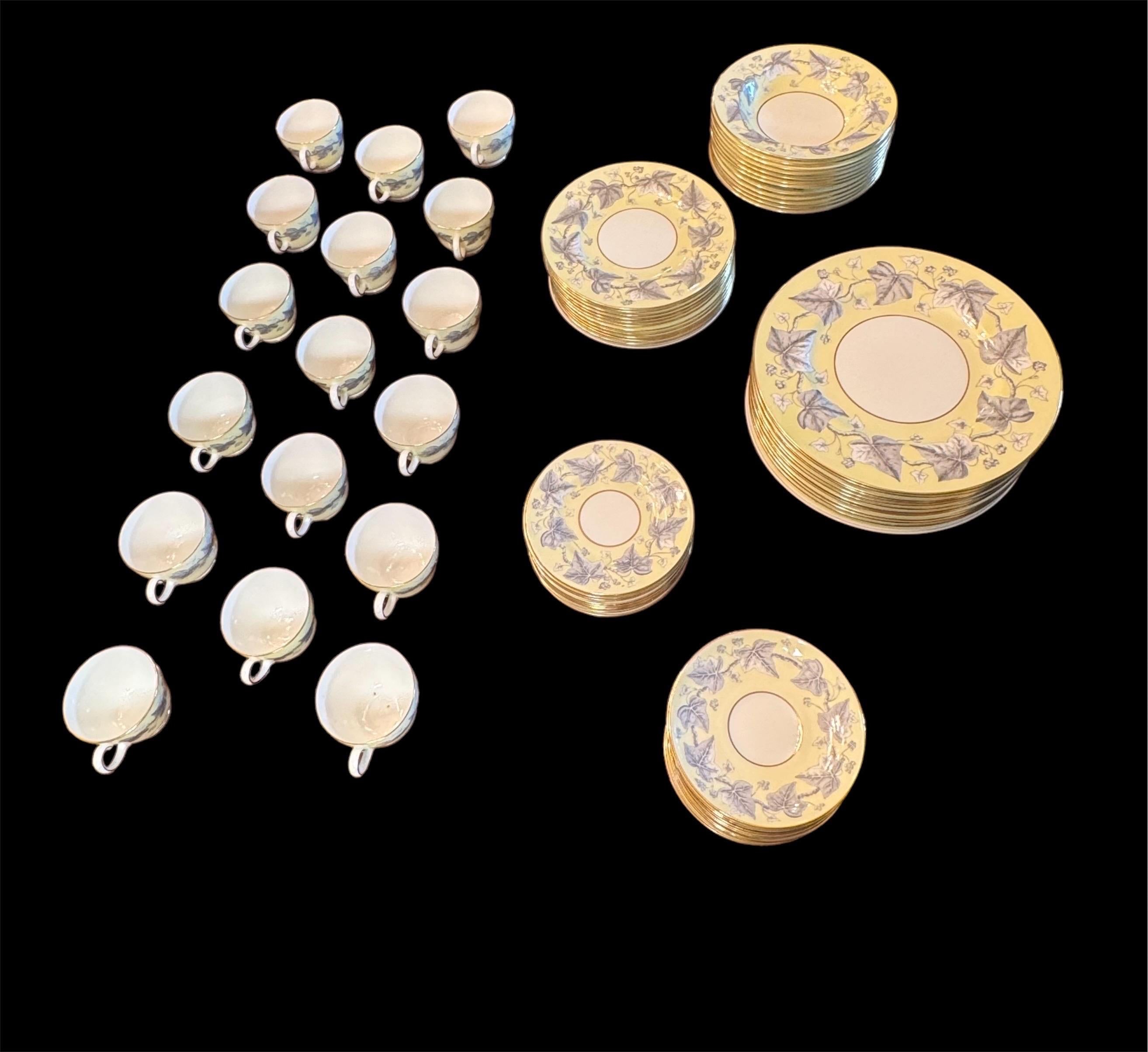 Wedgewood Service de table 6 pièces pour 12 Wedgewood 'Josephine Yellow' Bone China en vente 4