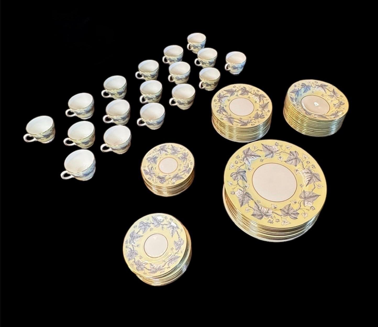 Wedgewood Service de table 6 pièces pour 12 Wedgewood 'Josephine Yellow' Bone China en vente 6
