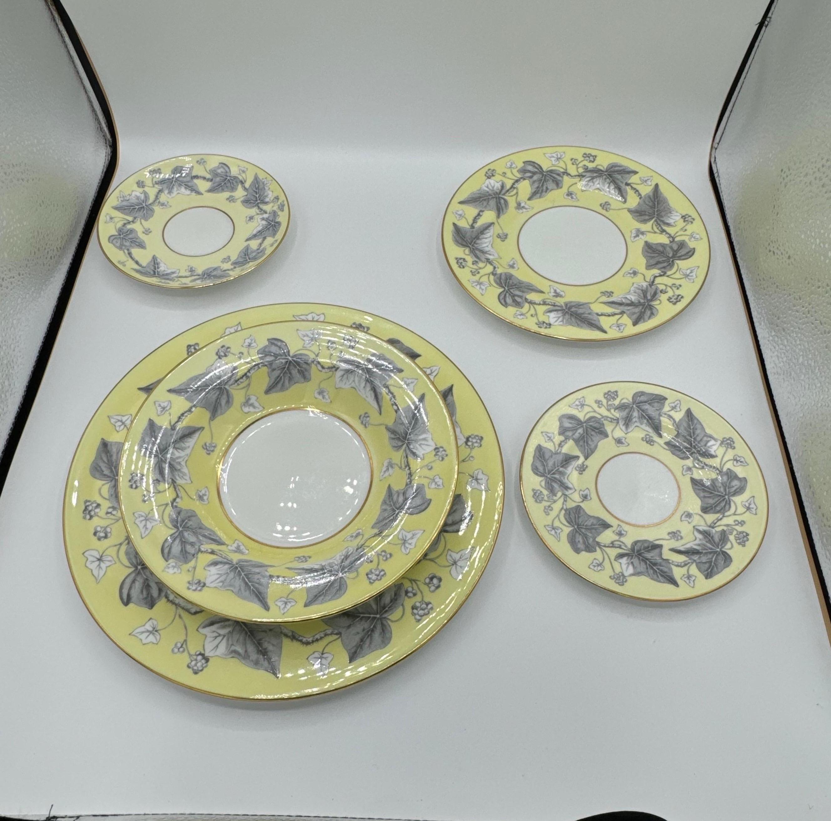 Wedgewood 6 pièces Service de table pour 12 personnes 
Service de table en porcelaine osseuse jaune 'Josephine' de Wedgewood,
C.I.C.,
composé de : 12 assiettes à dîner 10.75