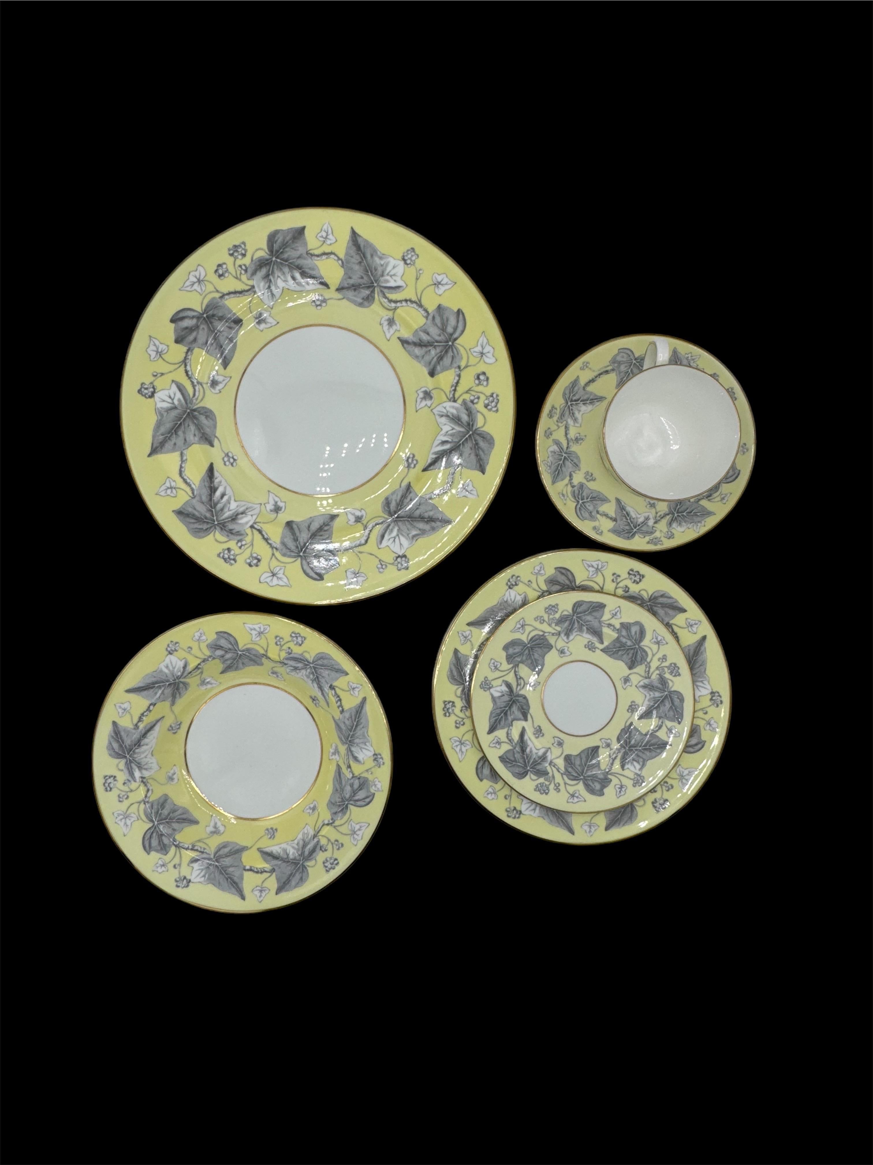 Autre Wedgewood Service de table 6 pièces pour 12 Wedgewood 'Josephine Yellow' Bone China en vente