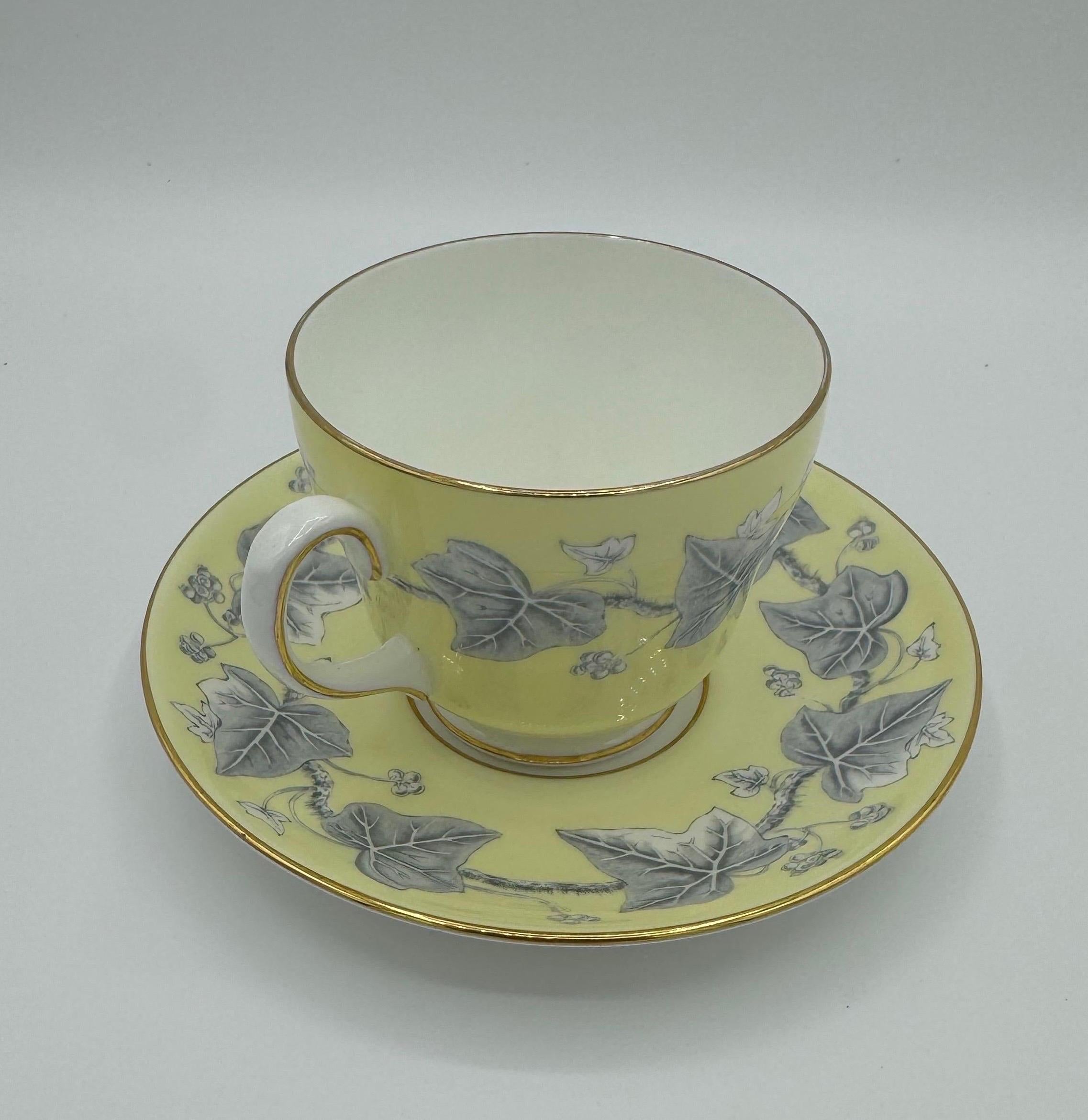 Anglais Wedgewood Service de table 6 pièces pour 12 Wedgewood 'Josephine Yellow' Bone China en vente